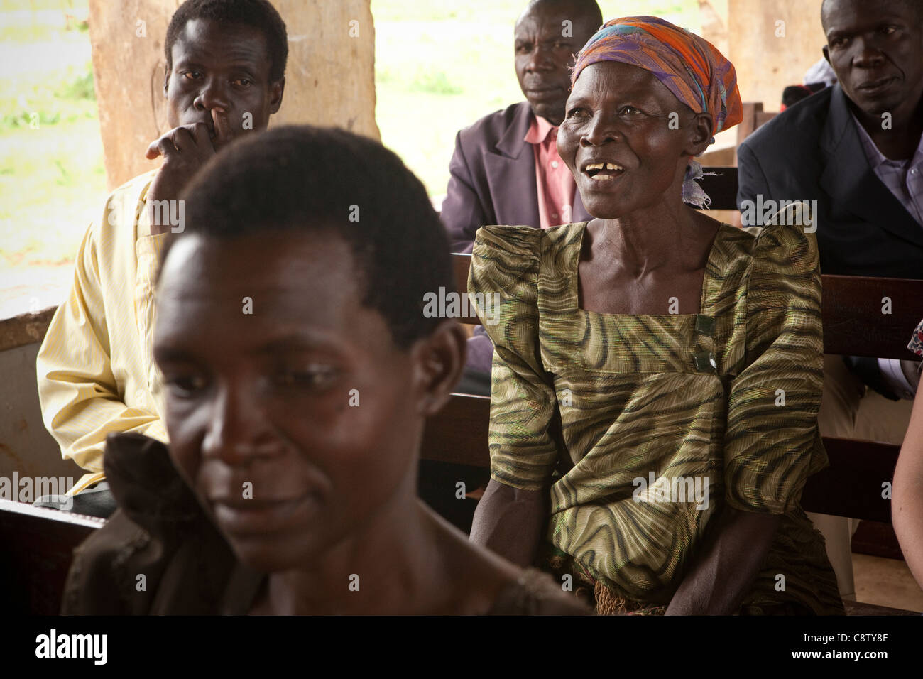 Una donna partecipa a un incontro di comunità di villaggio Kituti, Kibuku distretto, Uganda. Foto Stock