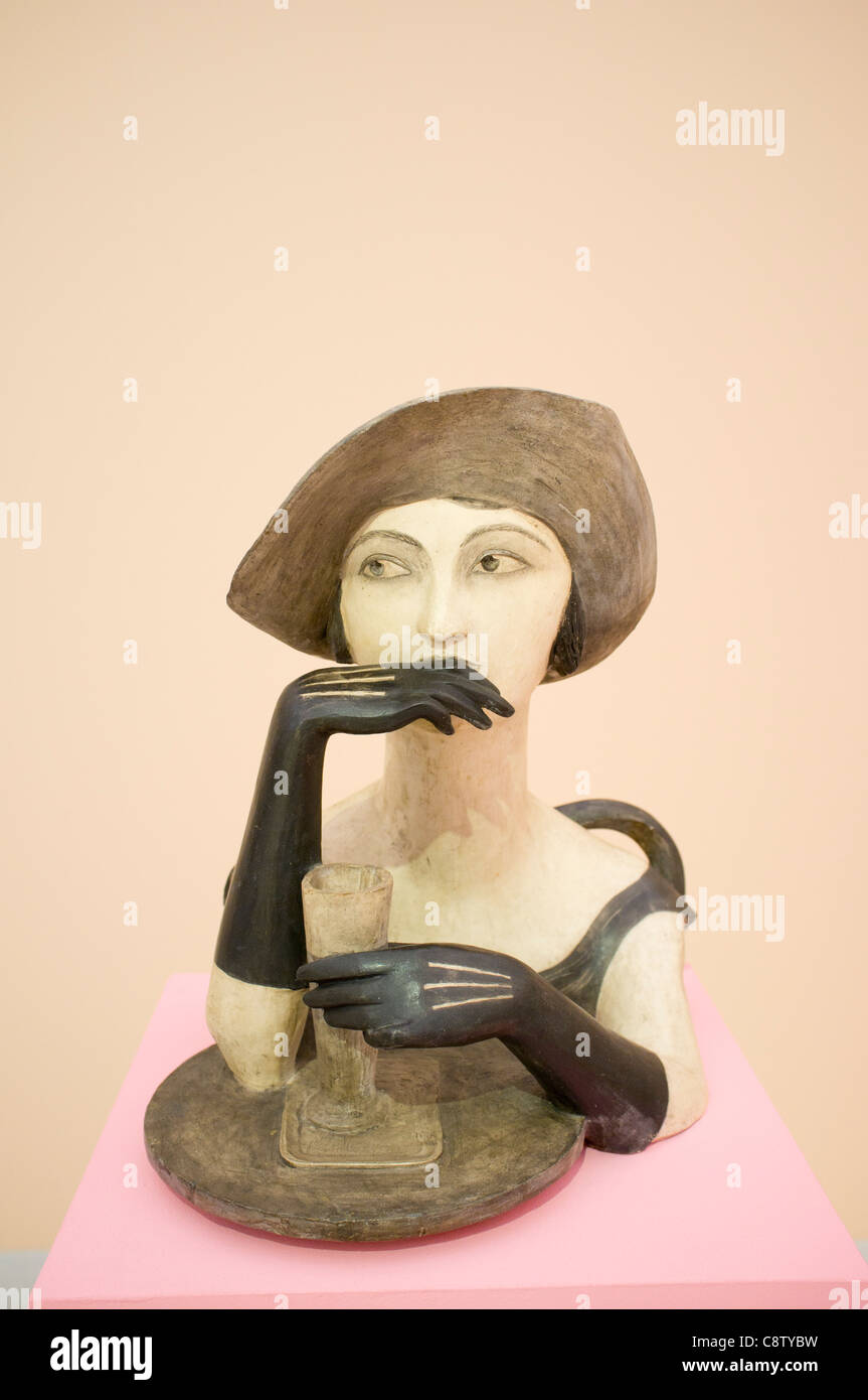 La scultura Ragazza con assenzio da Bedrich Stefan presso il Museo di Arte Moderna o Veletrzni Palace di Praga nella Repubblica Ceca Foto Stock