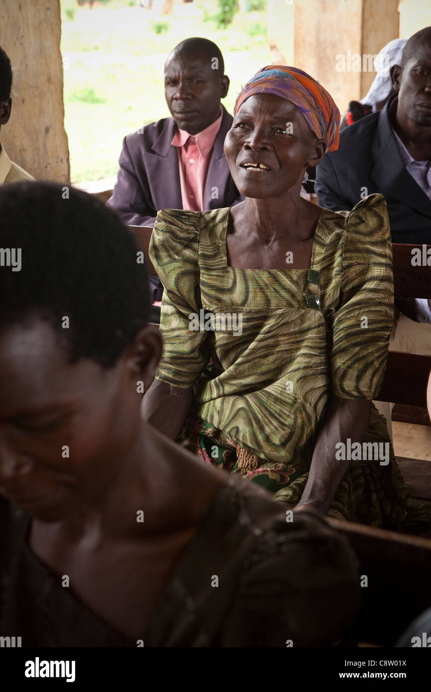 Una donna partecipa a un incontro di comunità di villaggio Kituti, Kibuku distretto, Uganda. Foto Stock