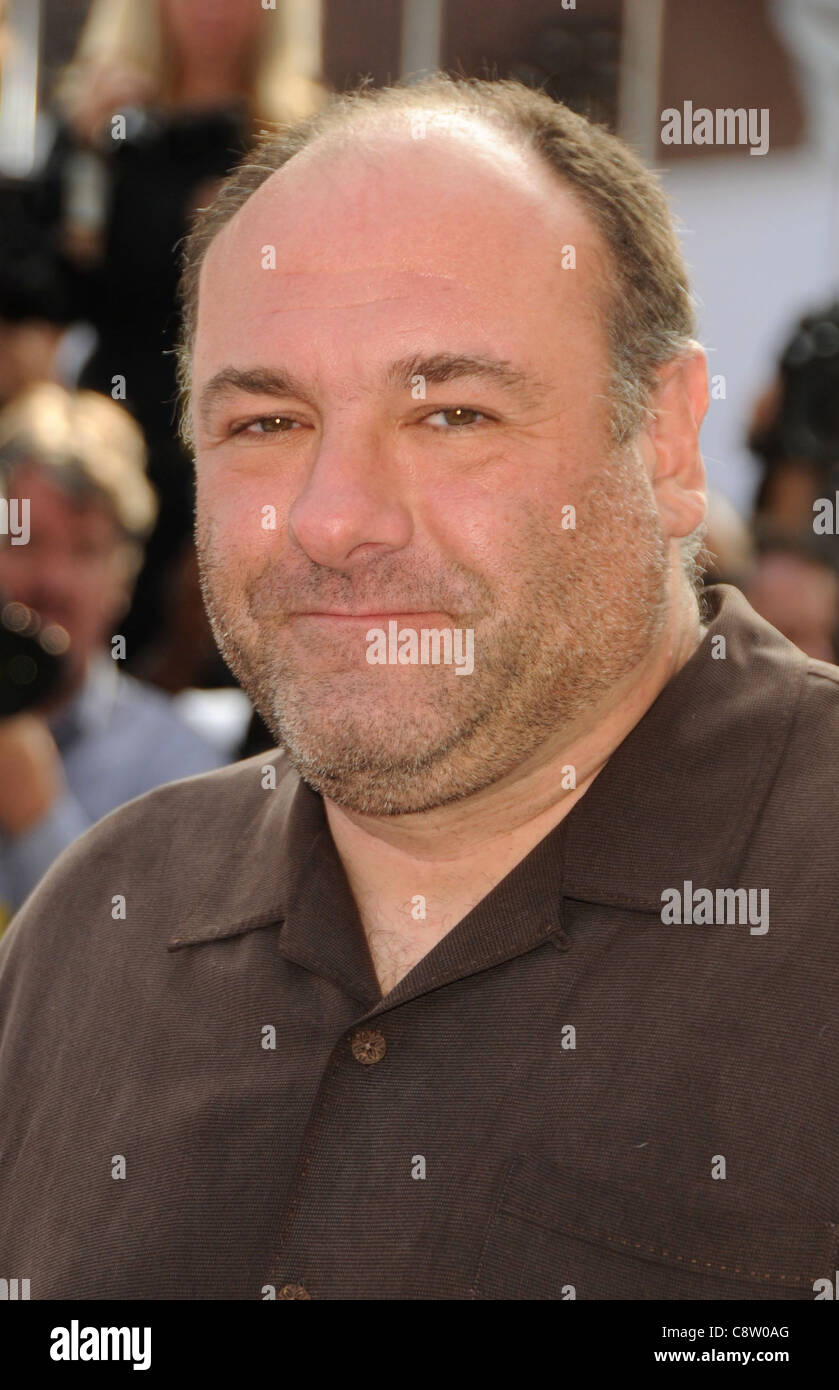 James Gandolfini presso gli arrivi per Premiere mondiale del Cirque du Soleil IRIS, Kodak Theatre di Los Angeles, CA, 25 settembre 2011. Foto Stock