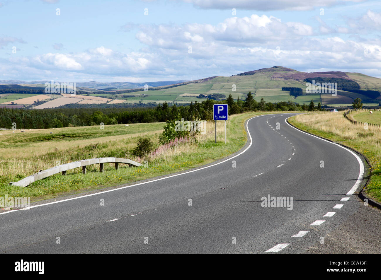 S-curva sulla strada in Scottish Borders Foto Stock