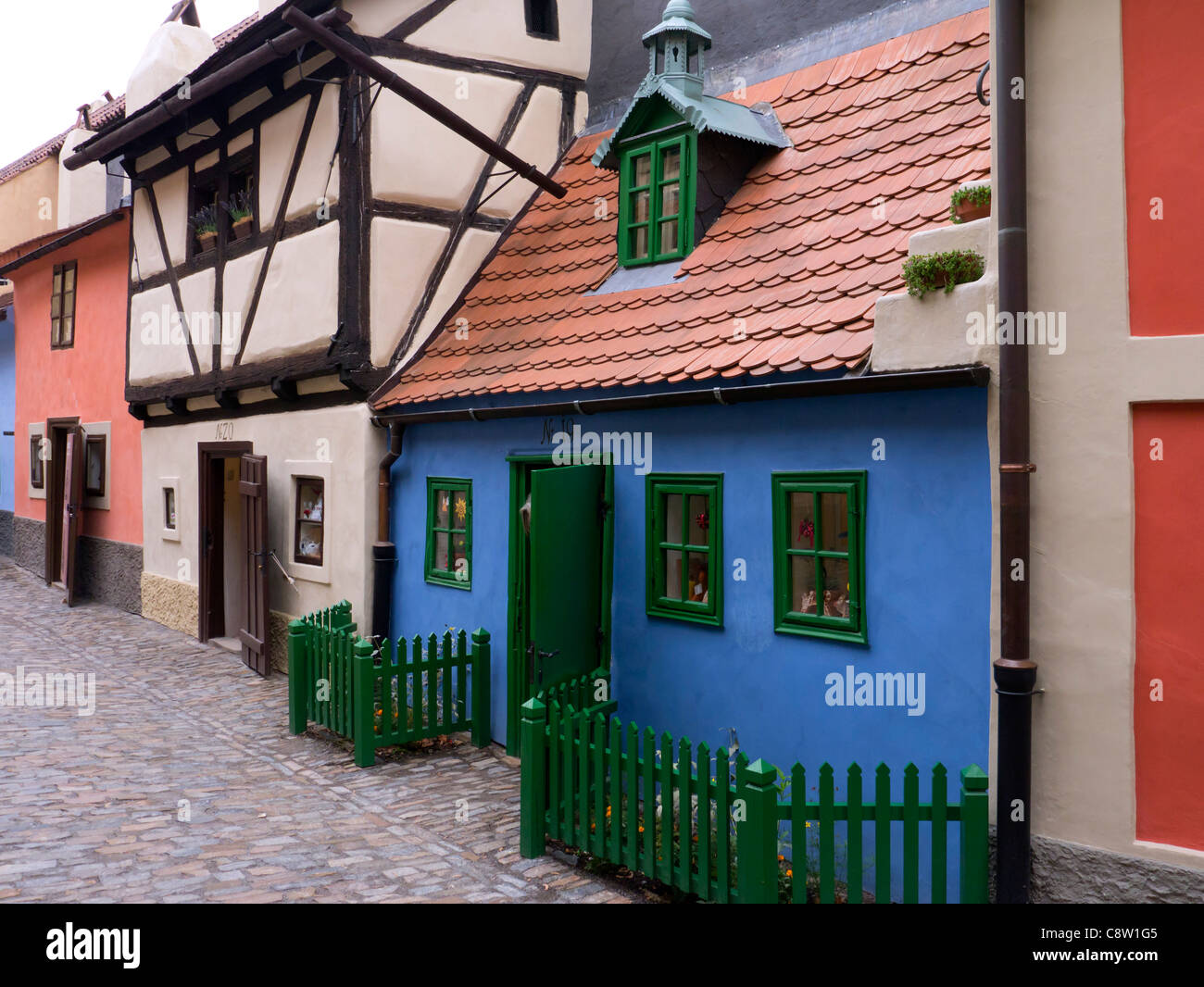 Vecchie case colorate in Golden Lane o Zlata Ulicka presso il Castello di Praga a Praga nella Repubblica Ceca Foto Stock
