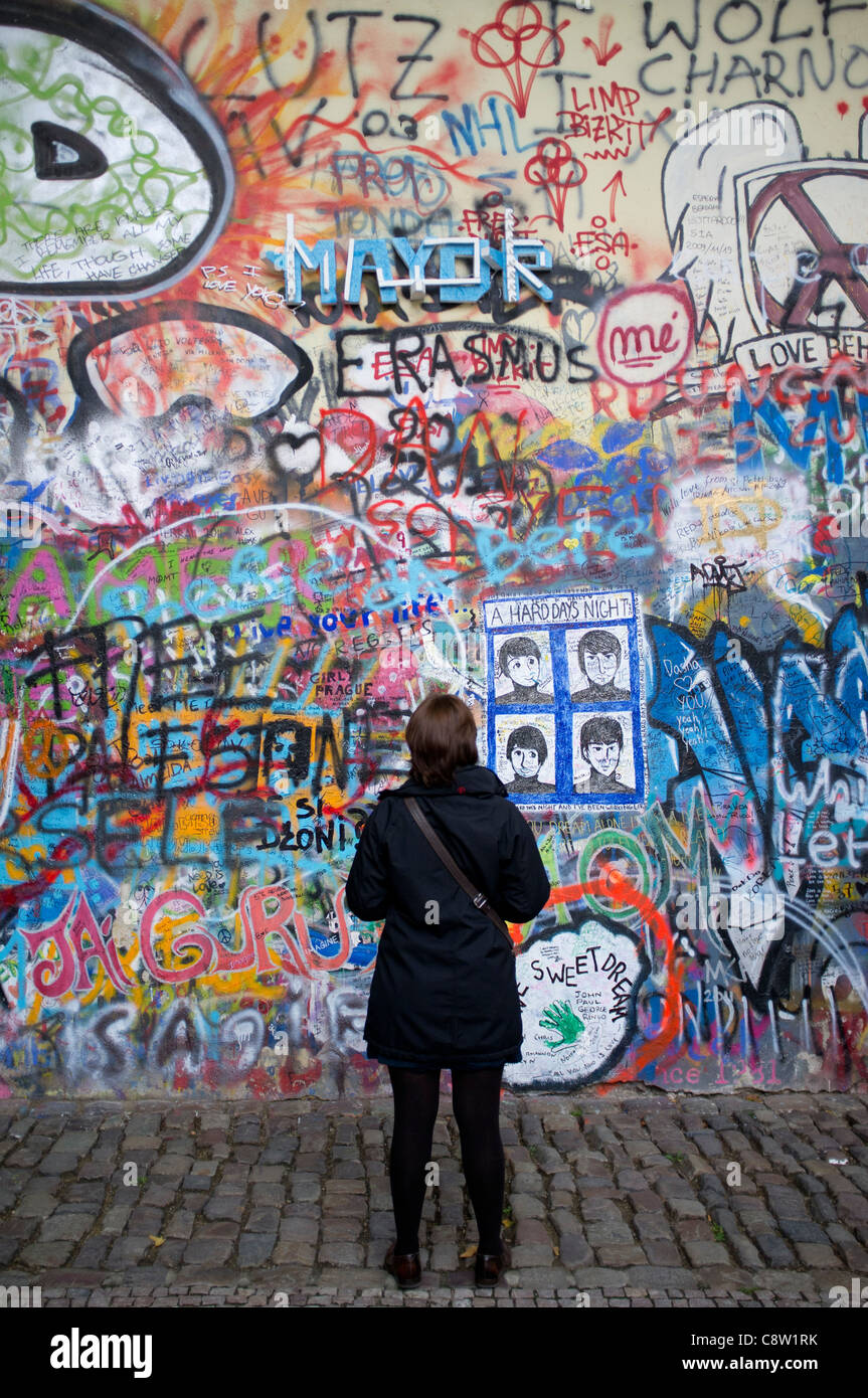 Lennon Wall graffiti in Mala Strana di Praga nella Repubblica Ceca Foto Stock