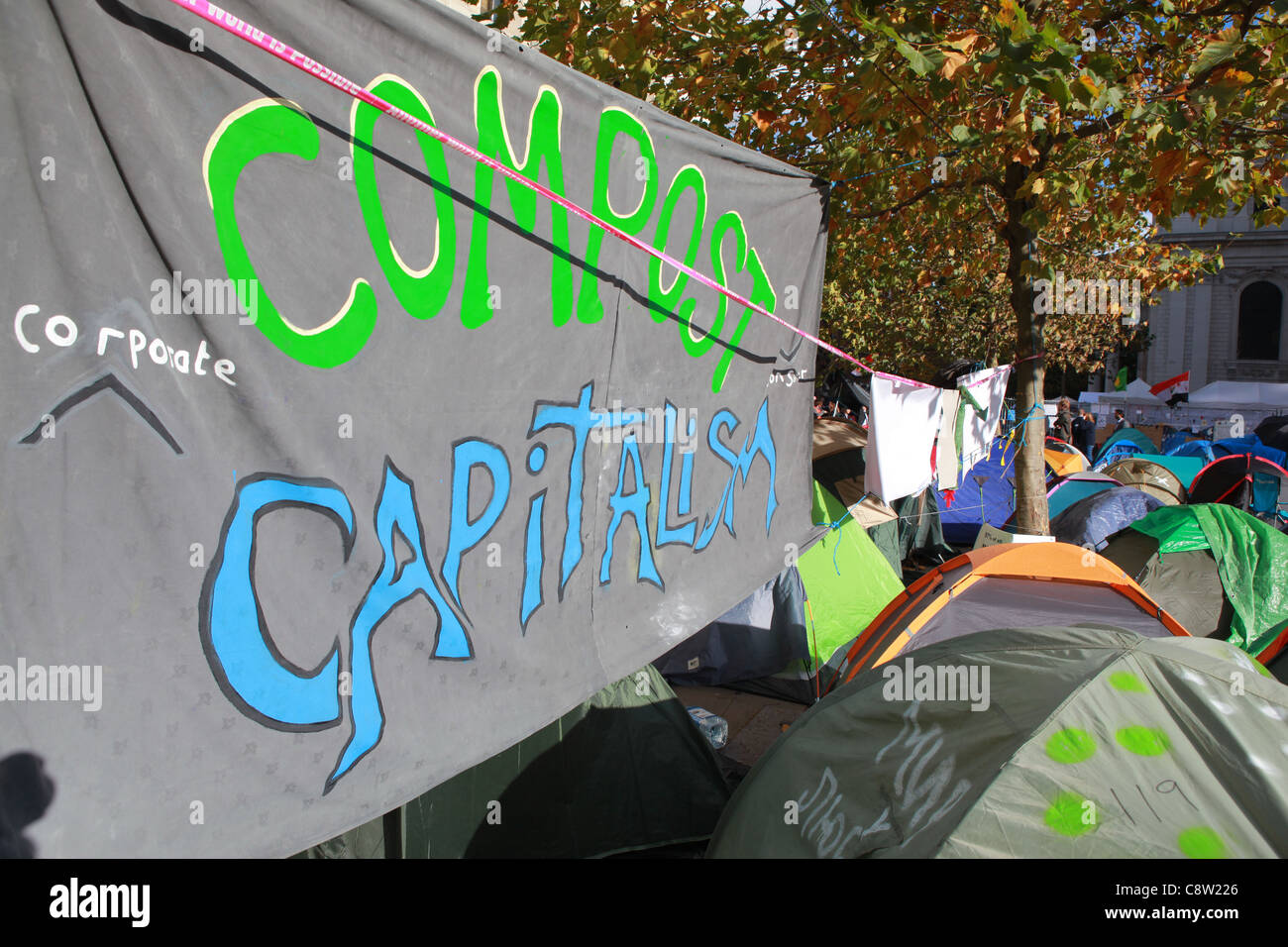 La cattedrale di St Paul e anti-capitalista manifestanti camp. Foto Stock