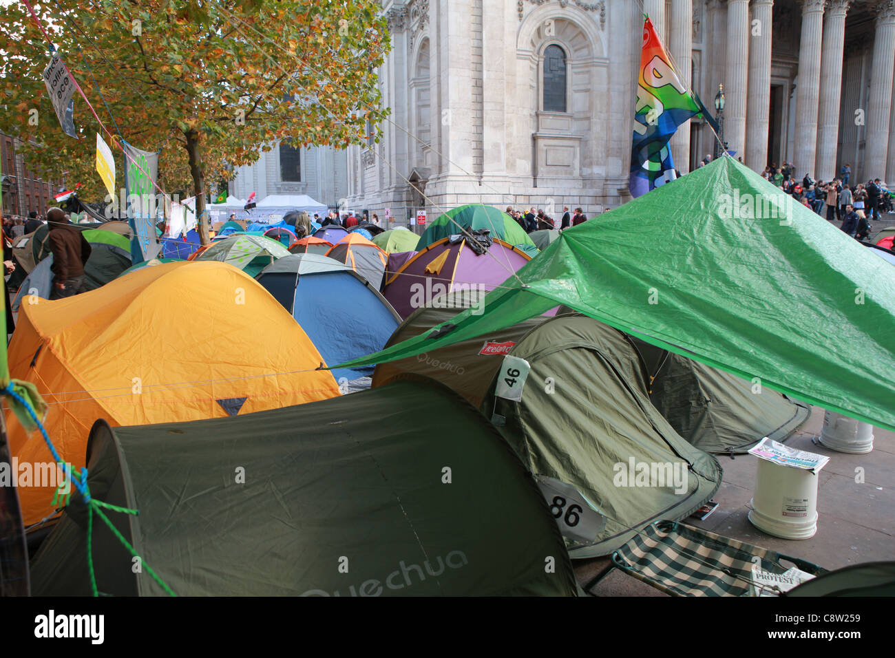 La cattedrale di St Paul e anti-capitalista manifestanti camp. Foto Stock