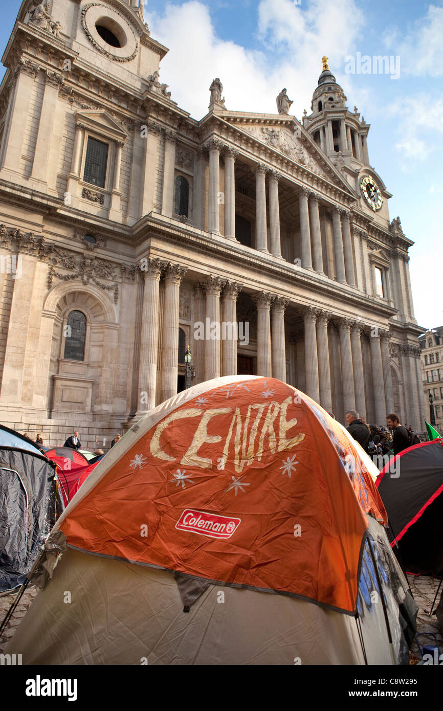 La cattedrale di St Paul e anti-capitalista manifestanti camp. Foto Stock