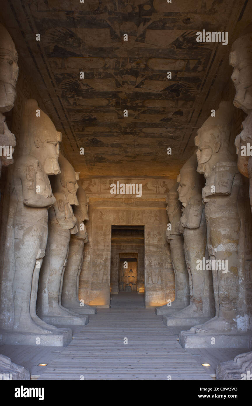 Arte Egizia Grande Tempio di Ramses II. La prima stanza con otto statue di Ramses II come il dio Osiride. Abu Simbel. L'Egitto. Foto Stock