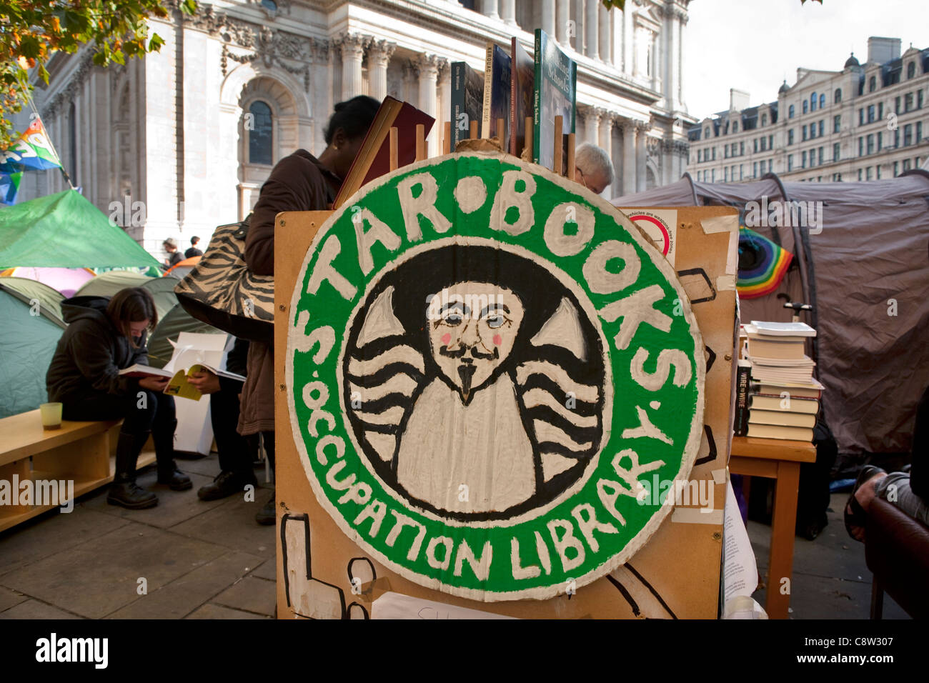 La cattedrale di St Paul e anti-capitalista manifestanti camp. Foto Stock