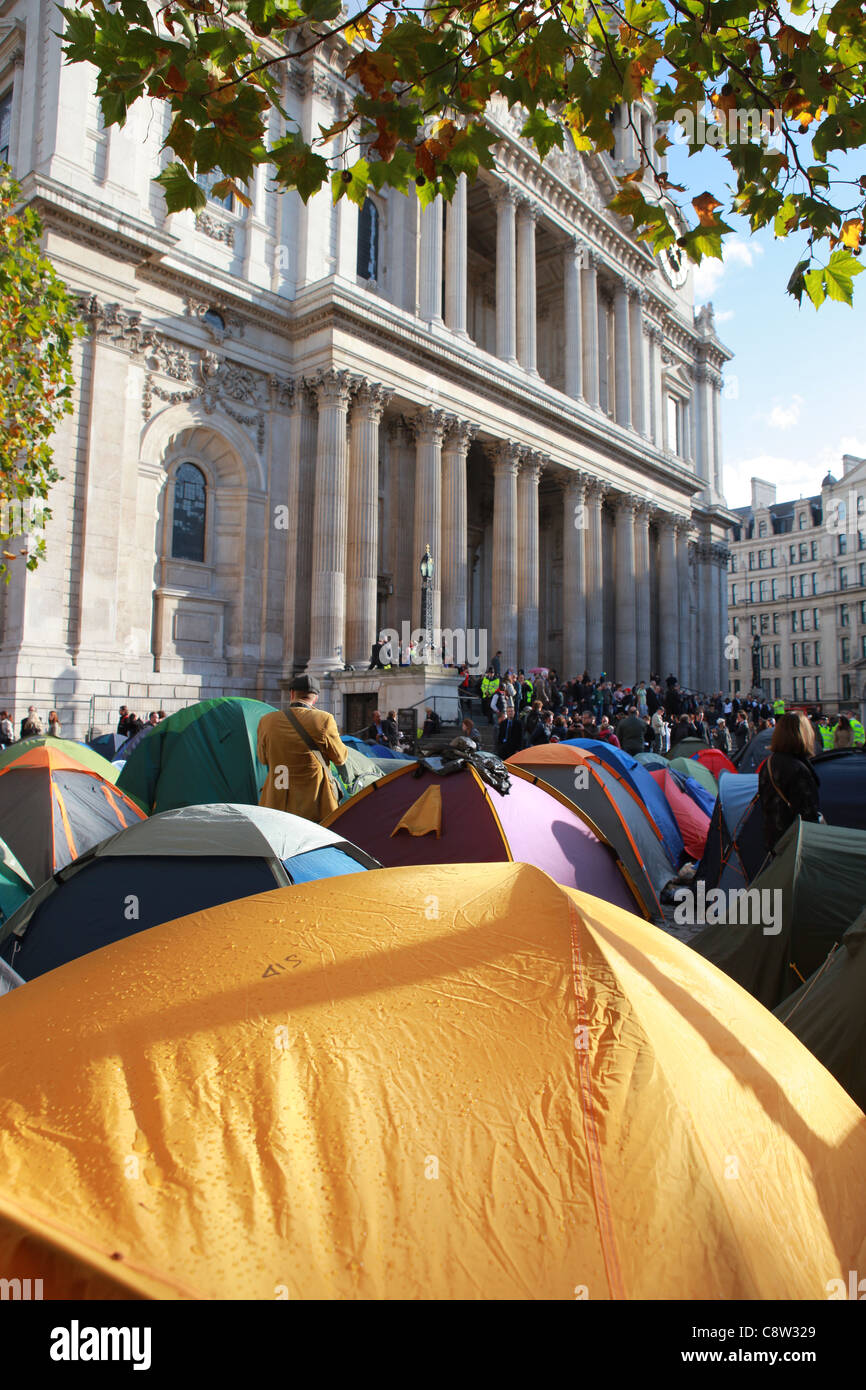 La cattedrale di St Paul e anti-capitalista manifestanti camp. Foto Stock