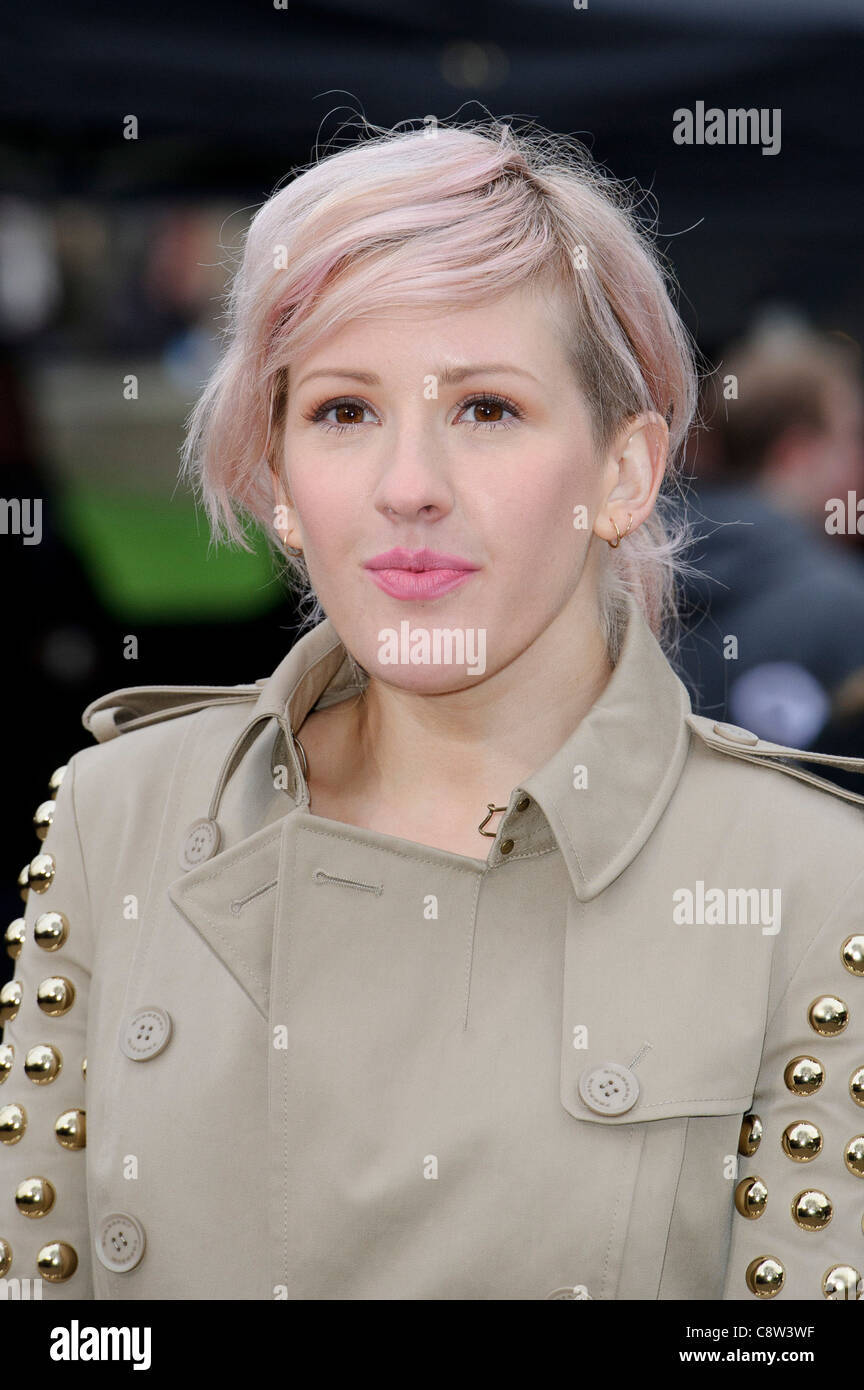 Ellie Goulding arriva per il Burberry Prorsum fashion show. Foto Stock
