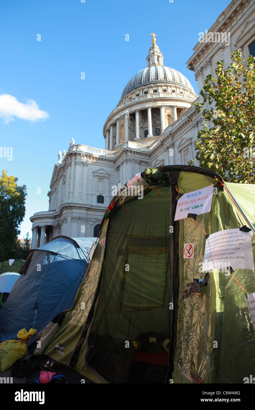 La cattedrale di St Paul e anti-capitalista manifestanti camp. Foto Stock