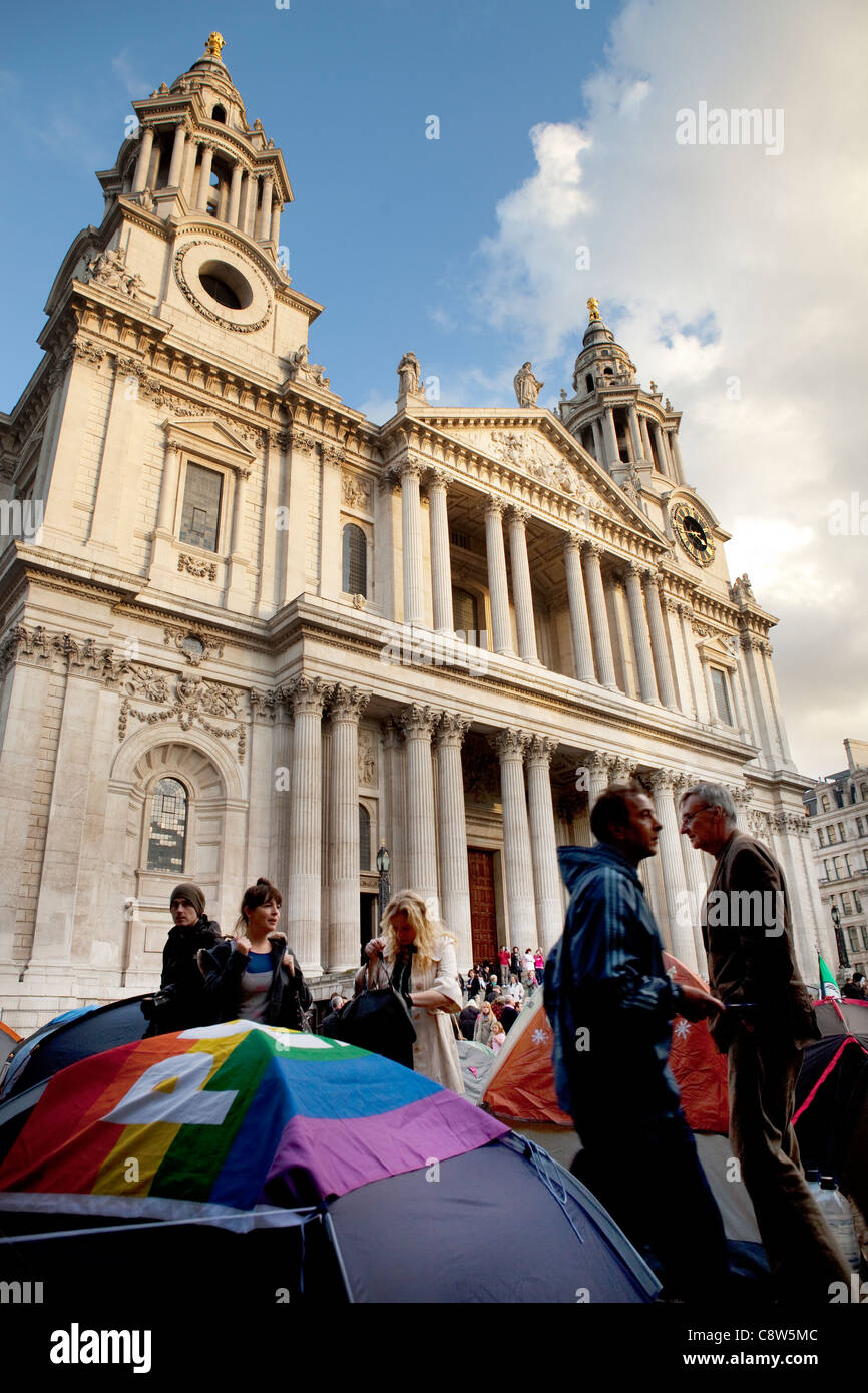 La cattedrale di St Paul e anti-capitalista manifestanti camp. Foto Stock