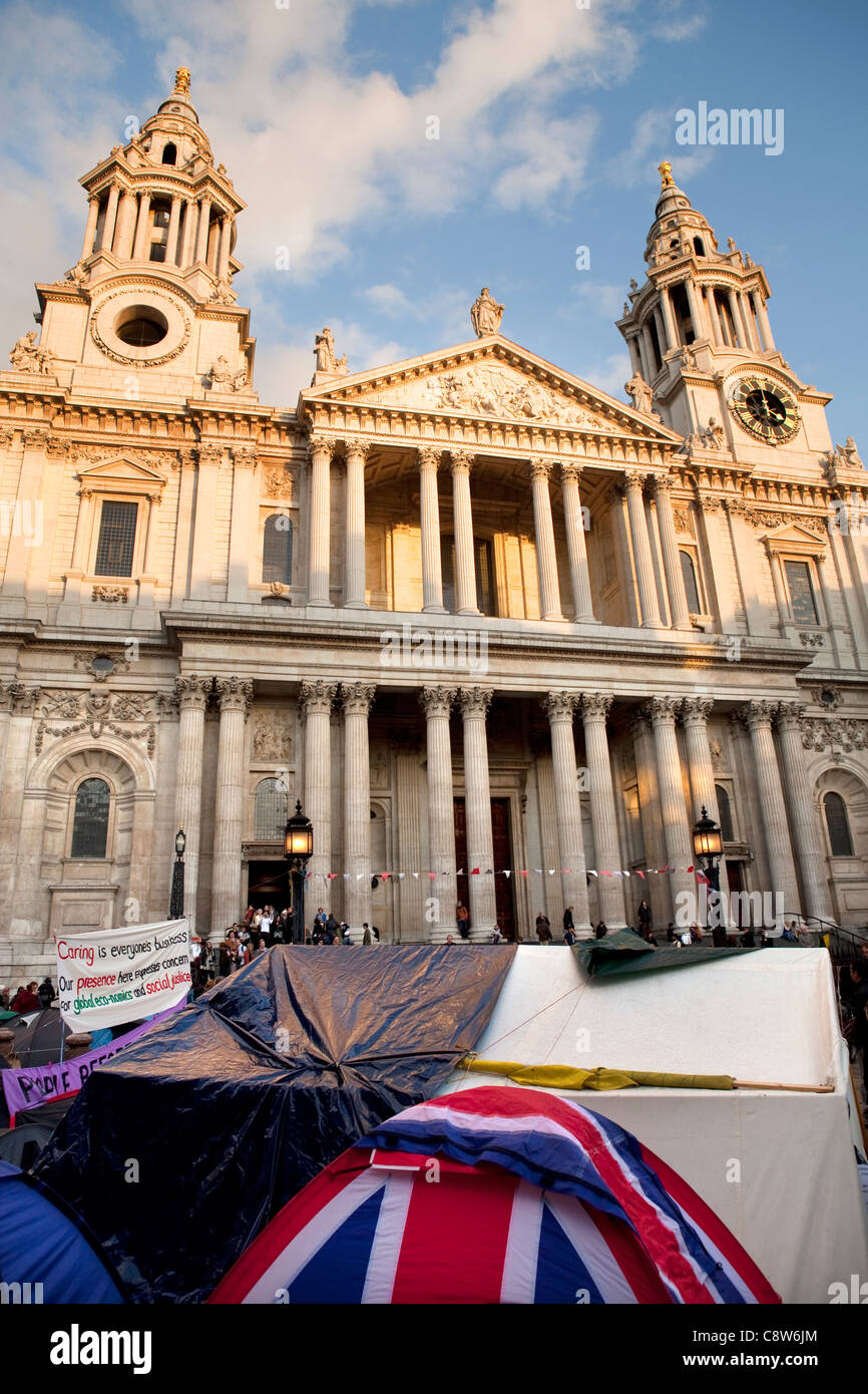 La cattedrale di St Paul e anti-capitalista manifestanti camp. Foto Stock