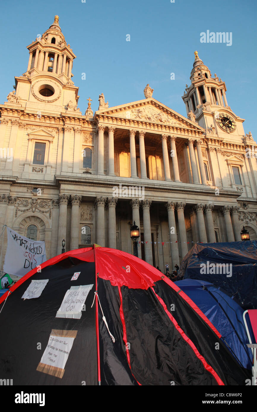 La cattedrale di St Paul e anti-capitalista manifestanti camp. Foto Stock
