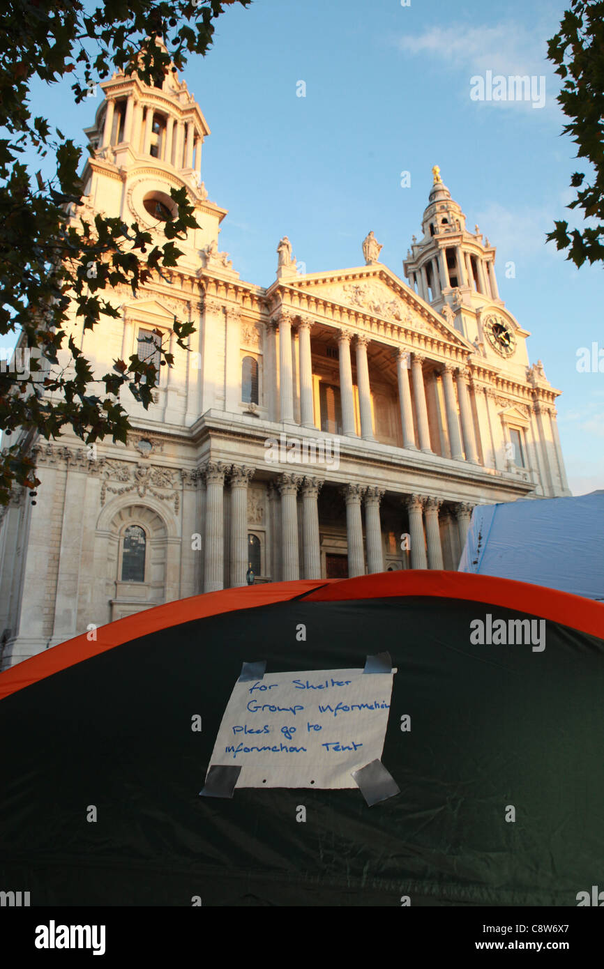 La cattedrale di St Paul e anti-capitalista manifestanti camp. Foto Stock