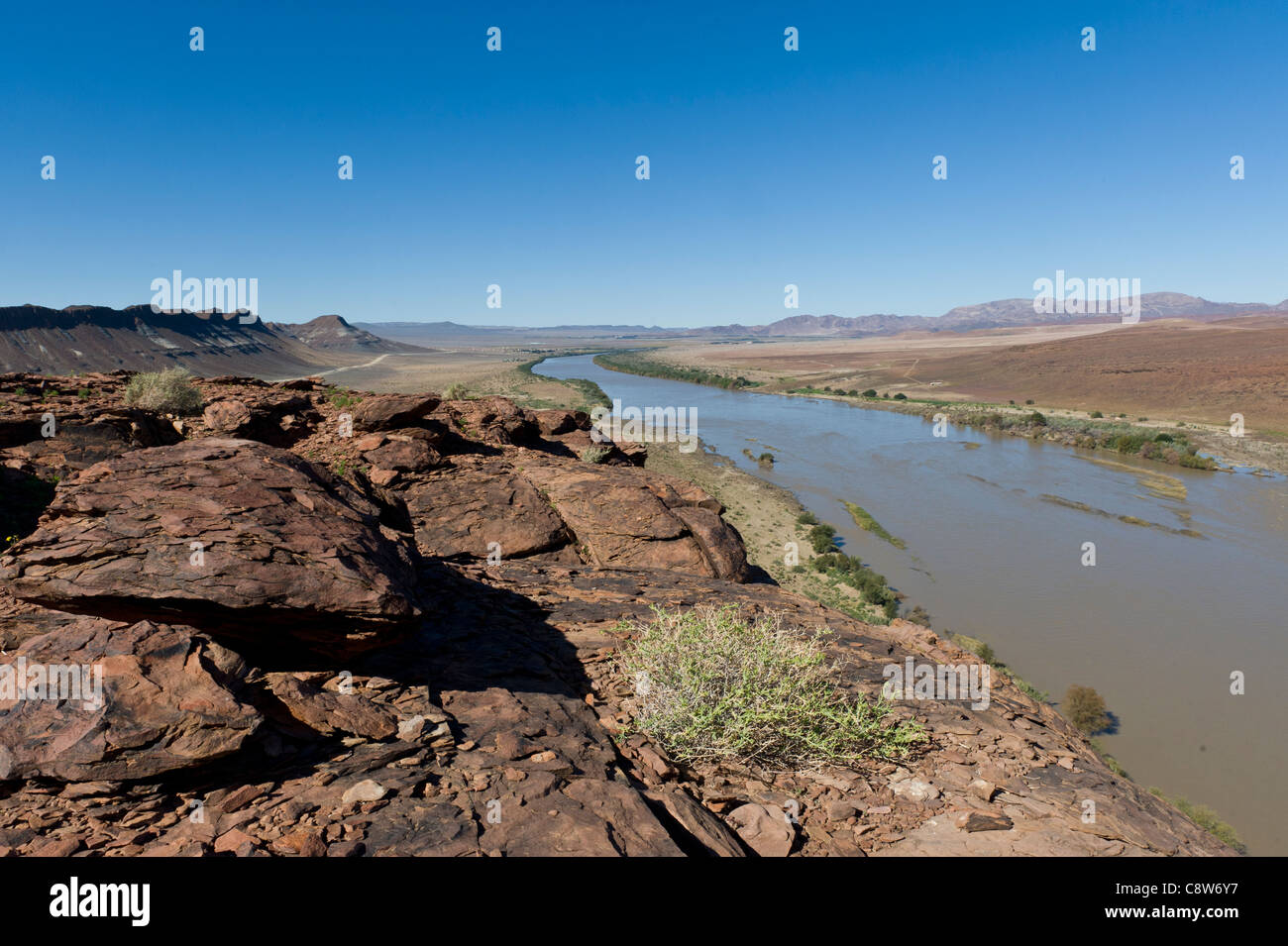 Affacciato sul fiume Oranje - Namibia a sinistra di Richtersveld National Park in Sud Africa a destra, visualizza il punto vicino Aussenkehr Namibia Foto Stock