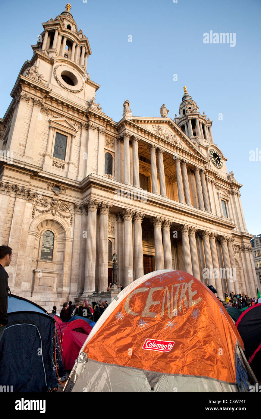 La cattedrale di St Paul e anti-capitalista manifestanti camp. Foto Stock