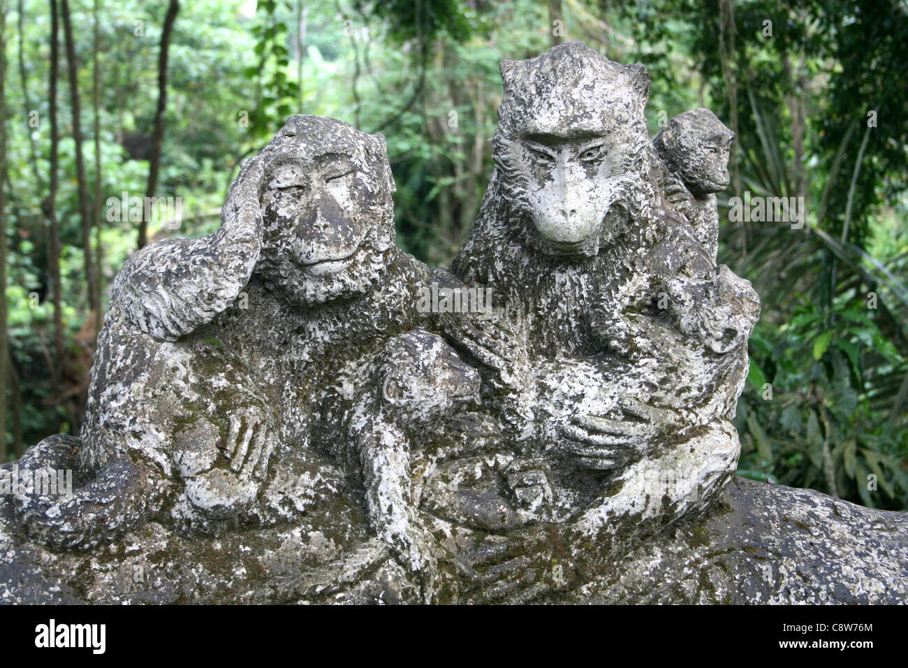 Stone Carving scimmia presso la sacra Monkey Forest Riserve, Ubud, Bali Foto Stock