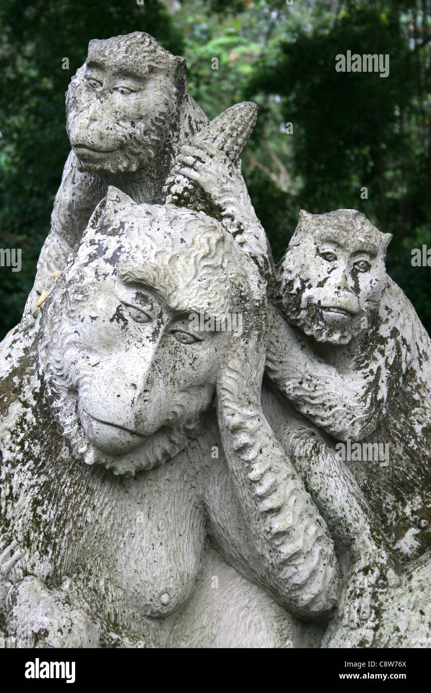 Stone Carving scimmia presso la sacra Monkey Forest Riserve, Ubud, Bali Foto Stock