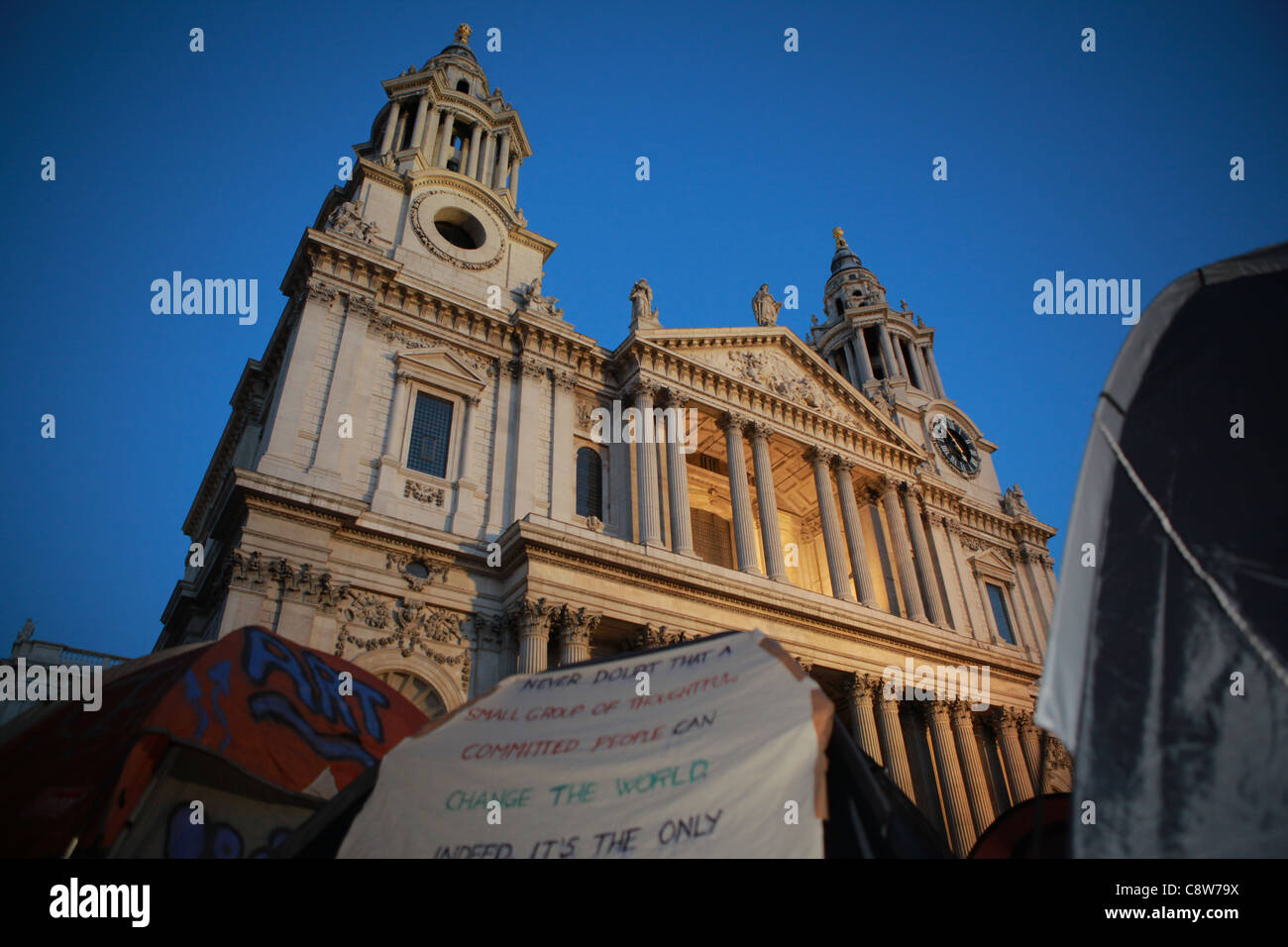 La cattedrale di St Paul e anti-capitalista manifestanti camp. Foto Stock