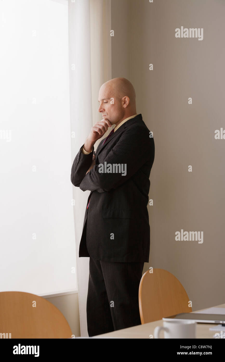 Considerato imprenditore in piedi nella sala riunioni Foto Stock