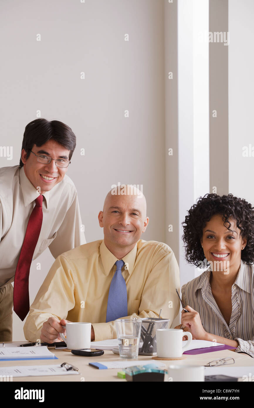 Ritratto di sorridere la gente di affari in riunione Foto Stock