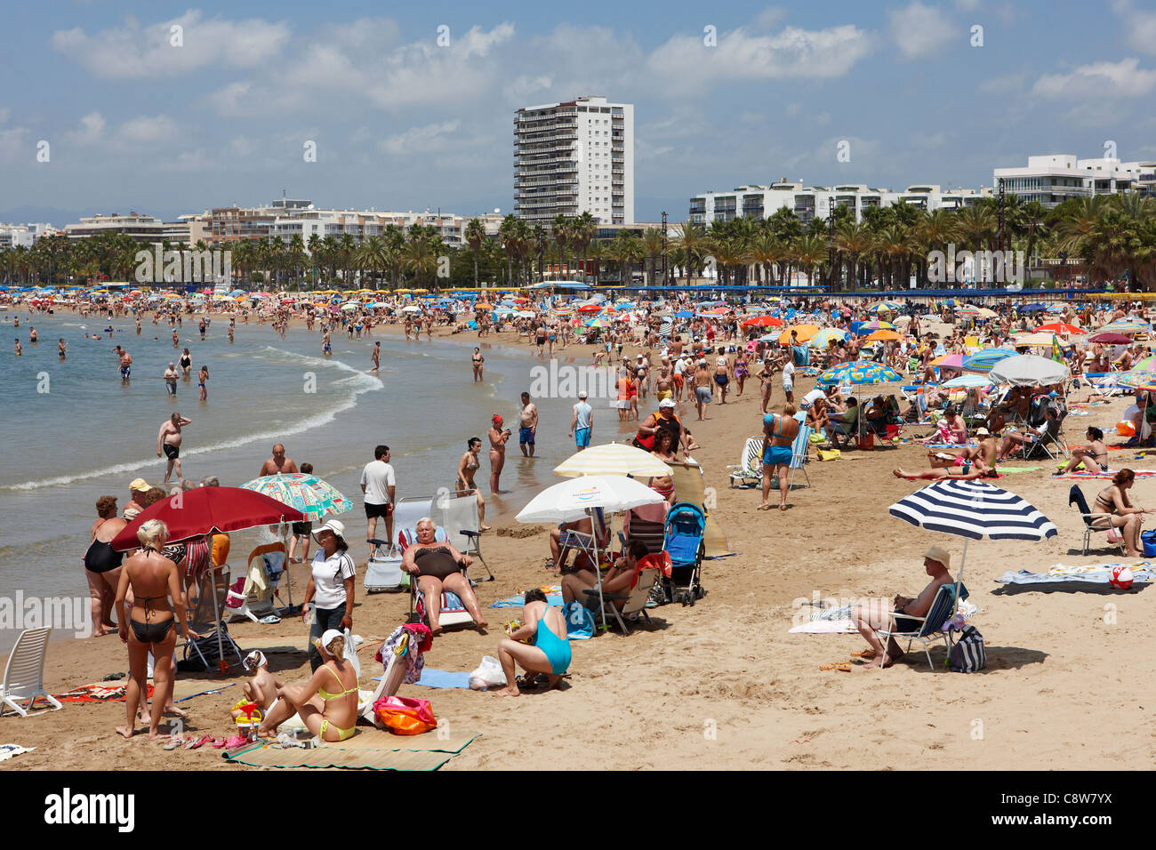Turisti sulla affollata spiaggia di Llevant. Salou, Catalogna, Spagna. Foto Stock