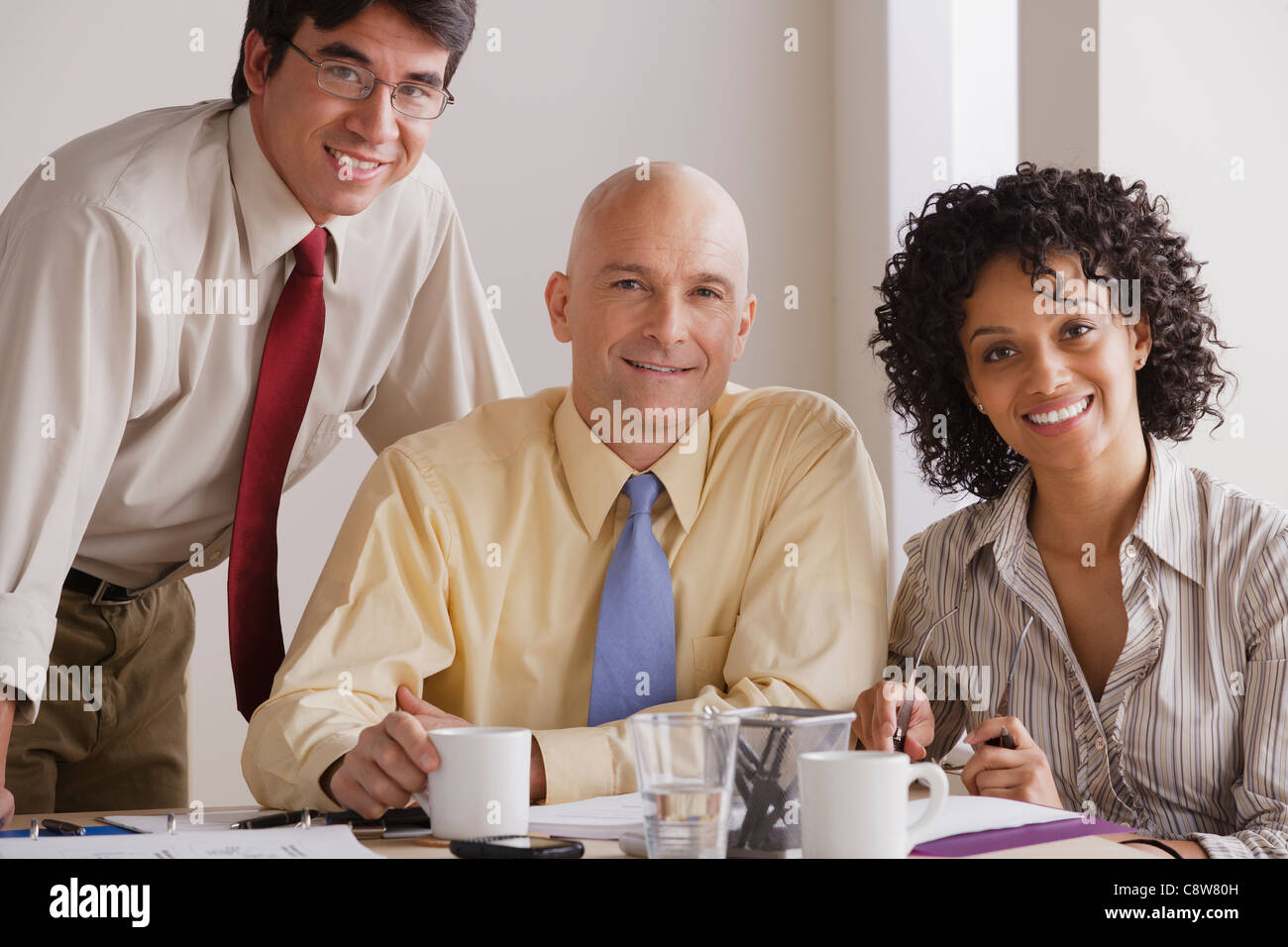Ritratto di sorridere la gente di affari in riunione Foto Stock