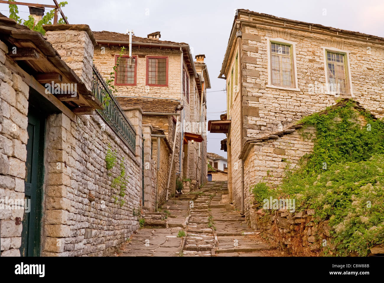 Un vicolo lastricato del villaggio di Dilofo, Zagori area, Grecia settentrionale Foto Stock