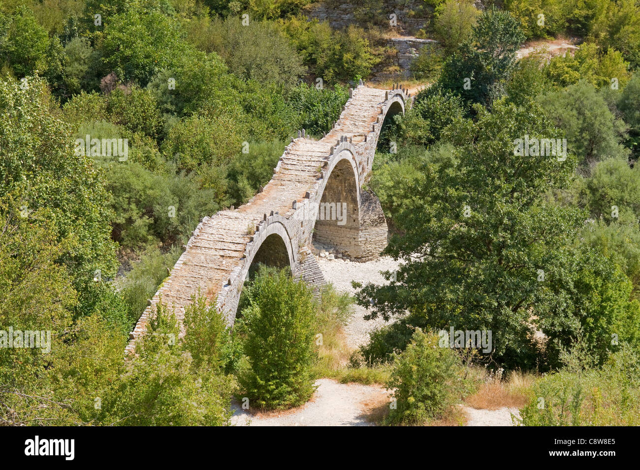 Un antico ponte di pietra (chiamato Kalogeriko) con tre archi, realizzata per i pedoni e i muli dei vecchi tempi (Kipi village, Za Foto Stock