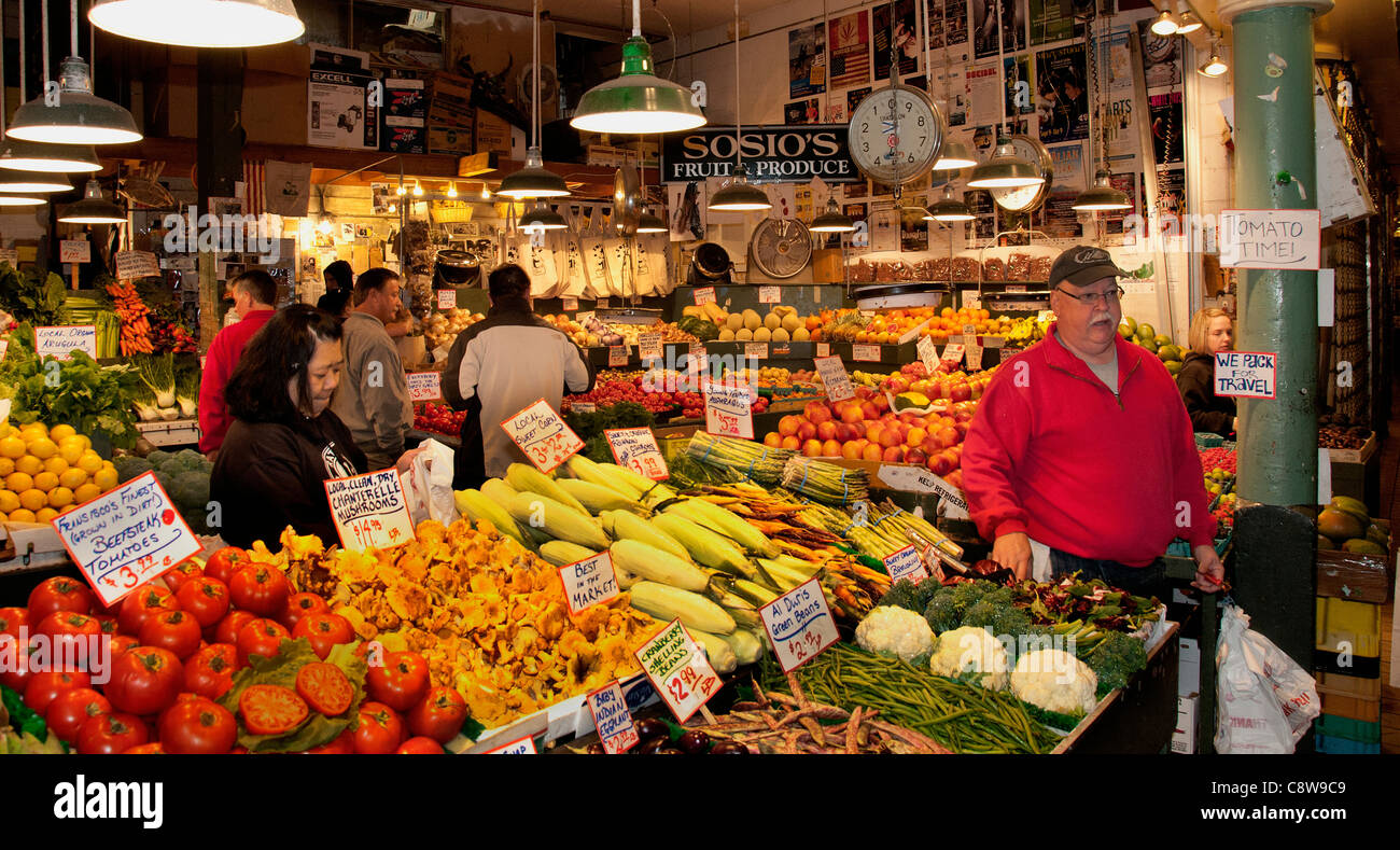 Fruttivendolo Seattle Pike Place Mercato degli Agricoltori nello Stato di Washington Stati Uniti d'America Foto Stock