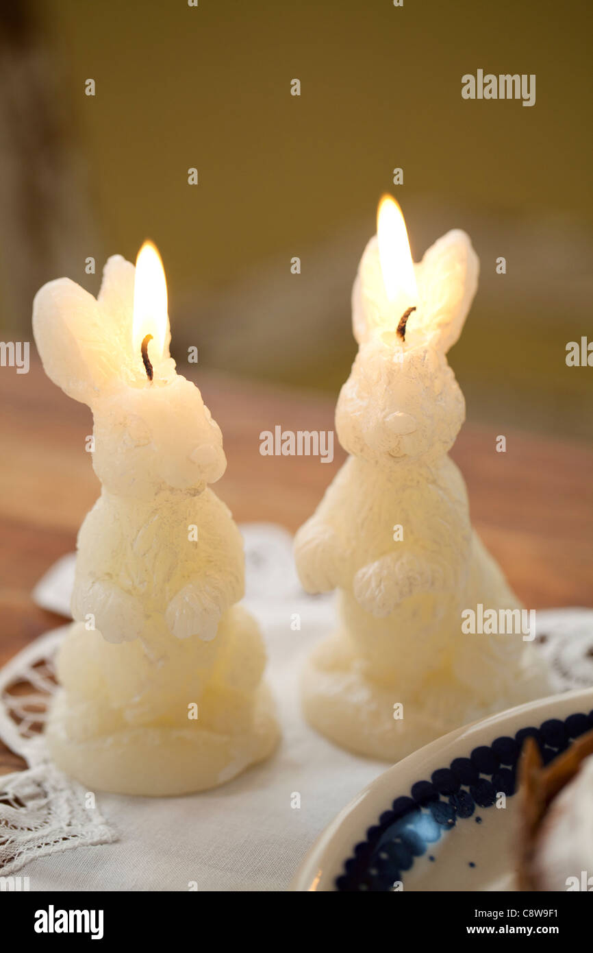 Forma di coniglio candela accesa sulla scrivania Foto Stock
