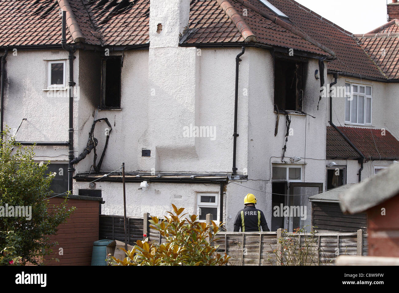Forensics officer presso la scena di una casa di fuoco a Neasden, a nord di Londra, che è costato la vita di 6 membri della stessa famiglia Foto Stock