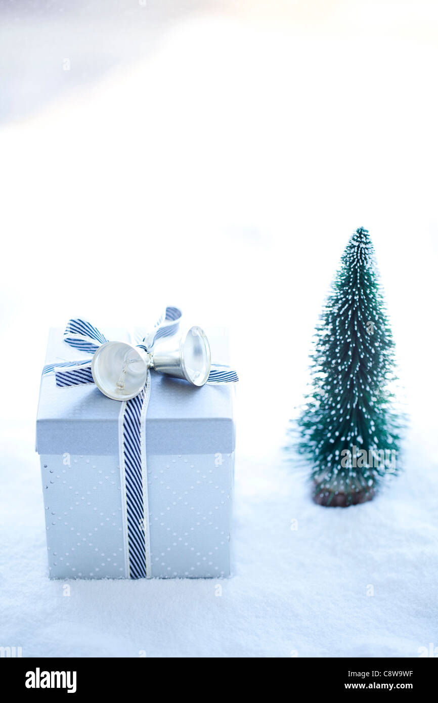 Albero di natale e confezione regalo su Fur Foto Stock