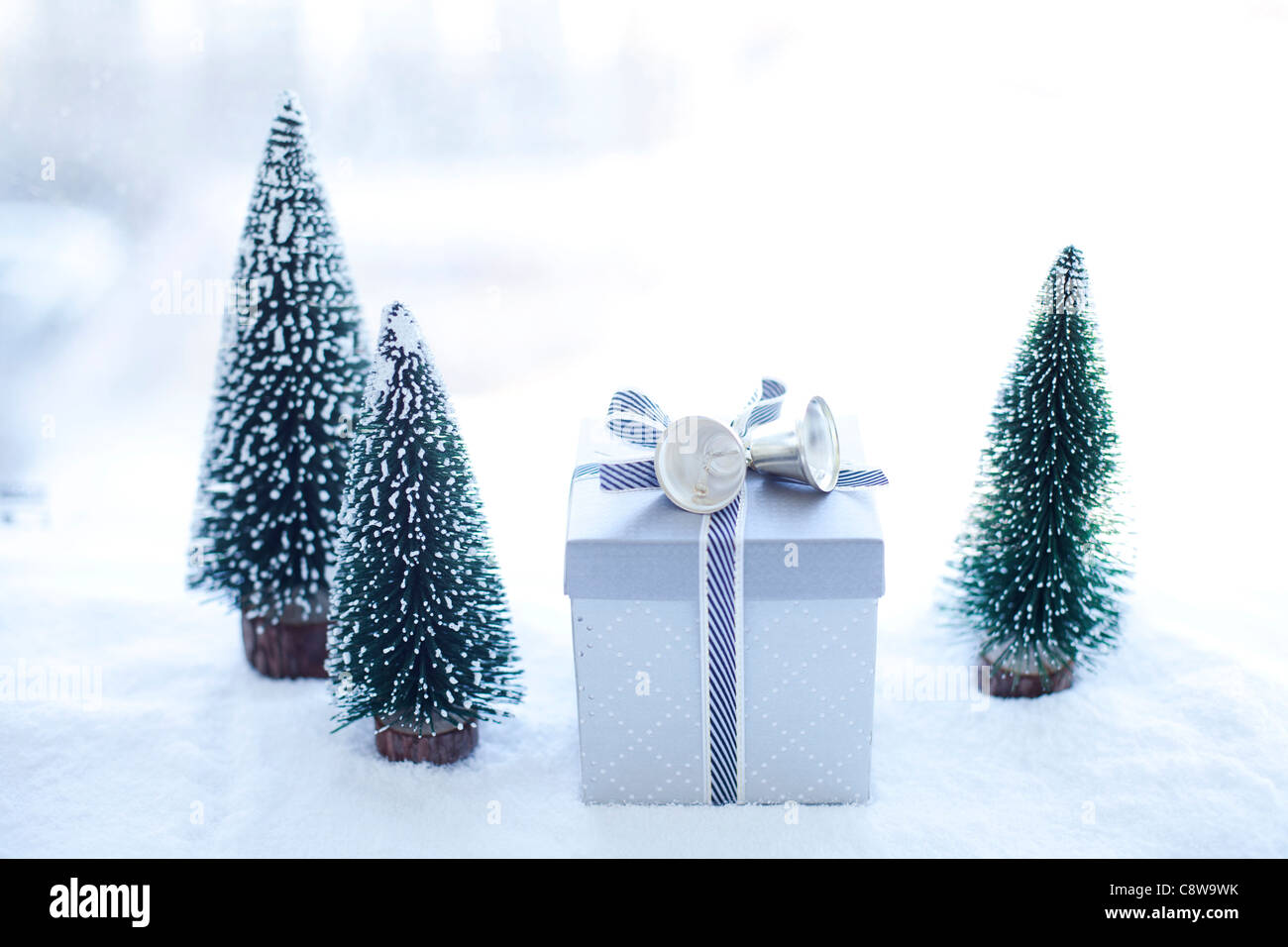 Albero di natale e confezione regalo su Fur Foto Stock