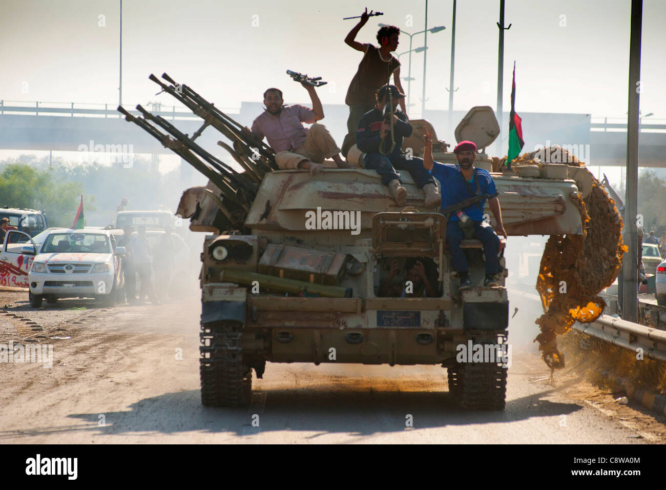 I ribelli avanzano su Tripoli usando un catturato mobile anti unità aeromobile catturati formano il Khamis Brigade HQ Foto Stock