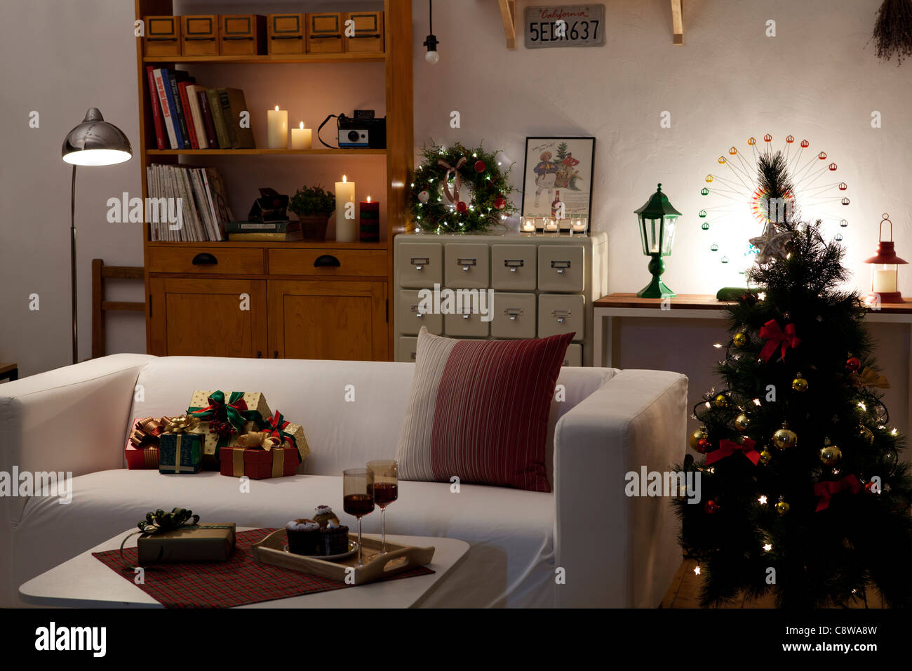 Sala interna con decorazione di Natale confezioni regalo e Torta di Natale Foto Stock