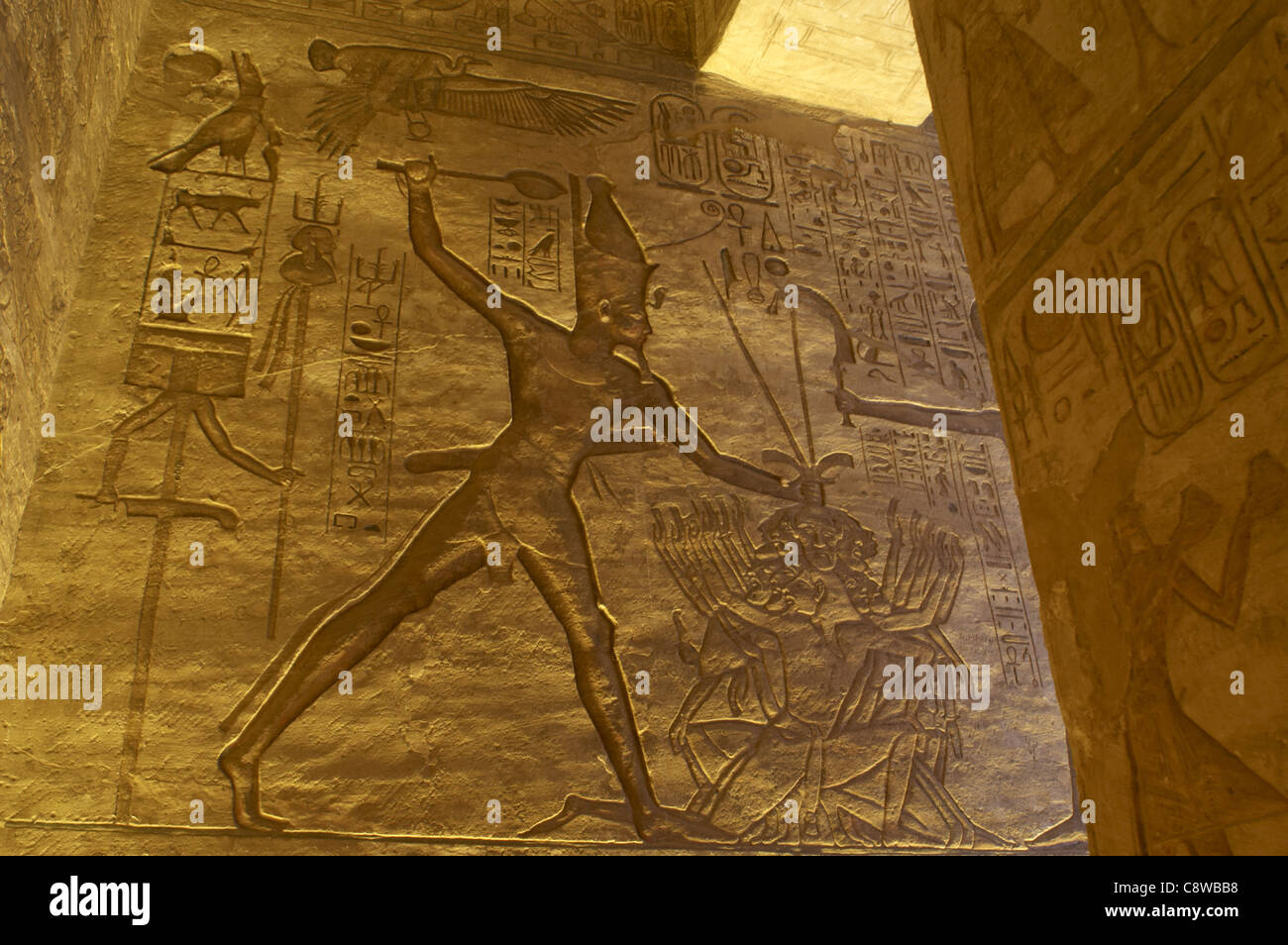 Arte Egizia Grande Tempio di Ramses II. Campagna militare. Il faraone Ramses II con i prigionieri di guerra. Abu Simbel. L'Egitto. Foto Stock
