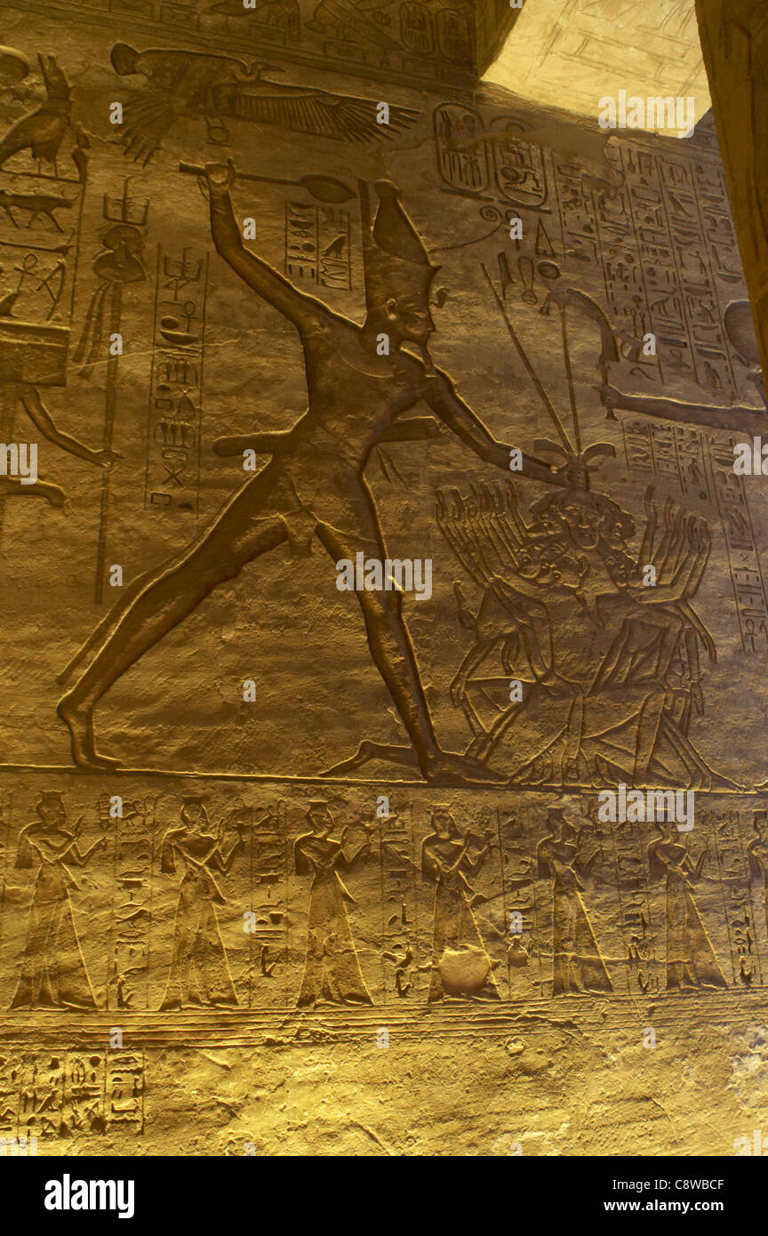 Arte Egizia Grande Tempio di Ramses II. Campagna militare. Il faraone Ramses II con i prigionieri di guerra. Abu Simbel. L'Egitto. Foto Stock