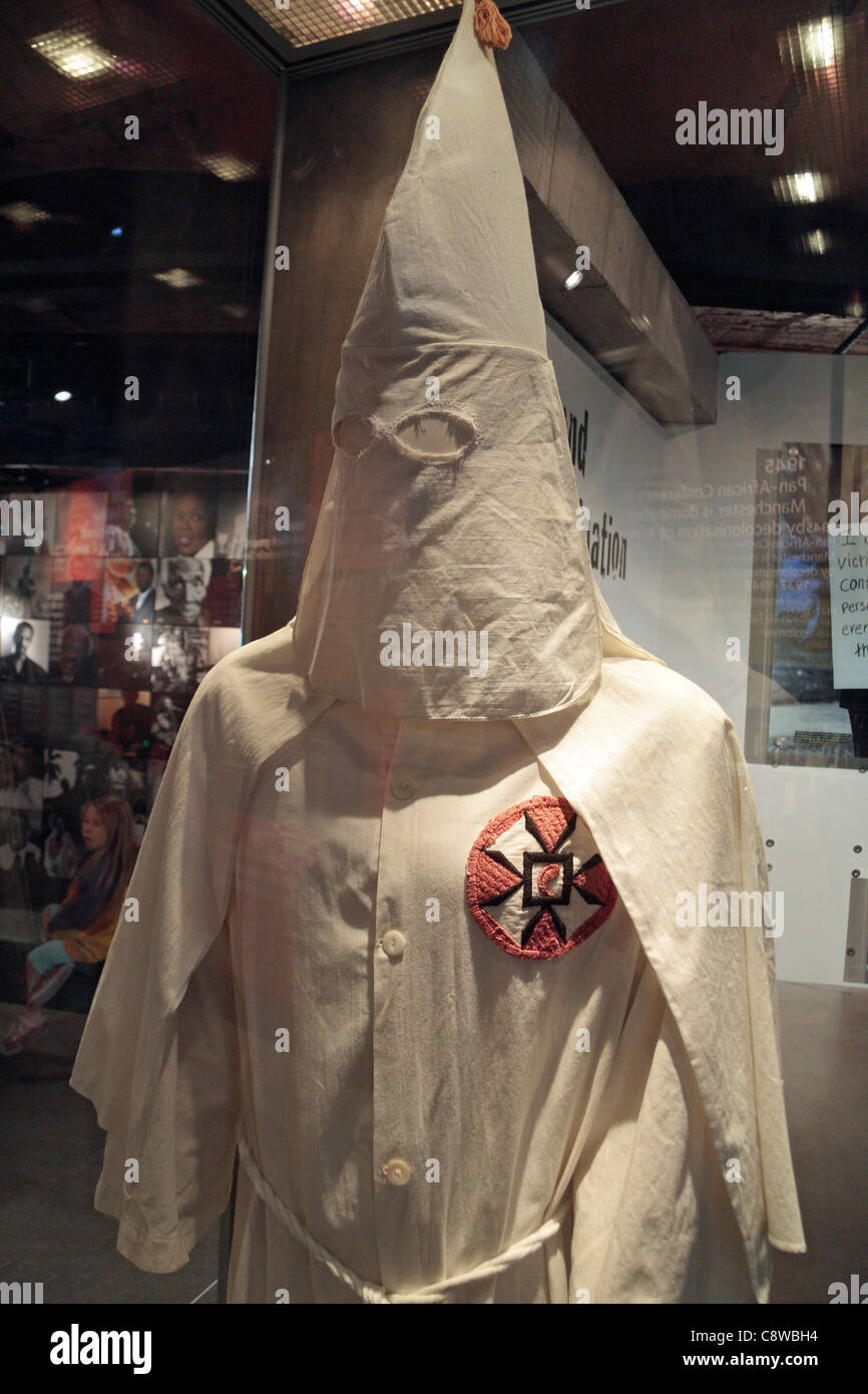 Il cofano e rivestimento di un Ku Klux Klan outfit sul display all'International Slavery Museum, Albert Dock, Liverpool, in Inghilterra. Foto Stock
