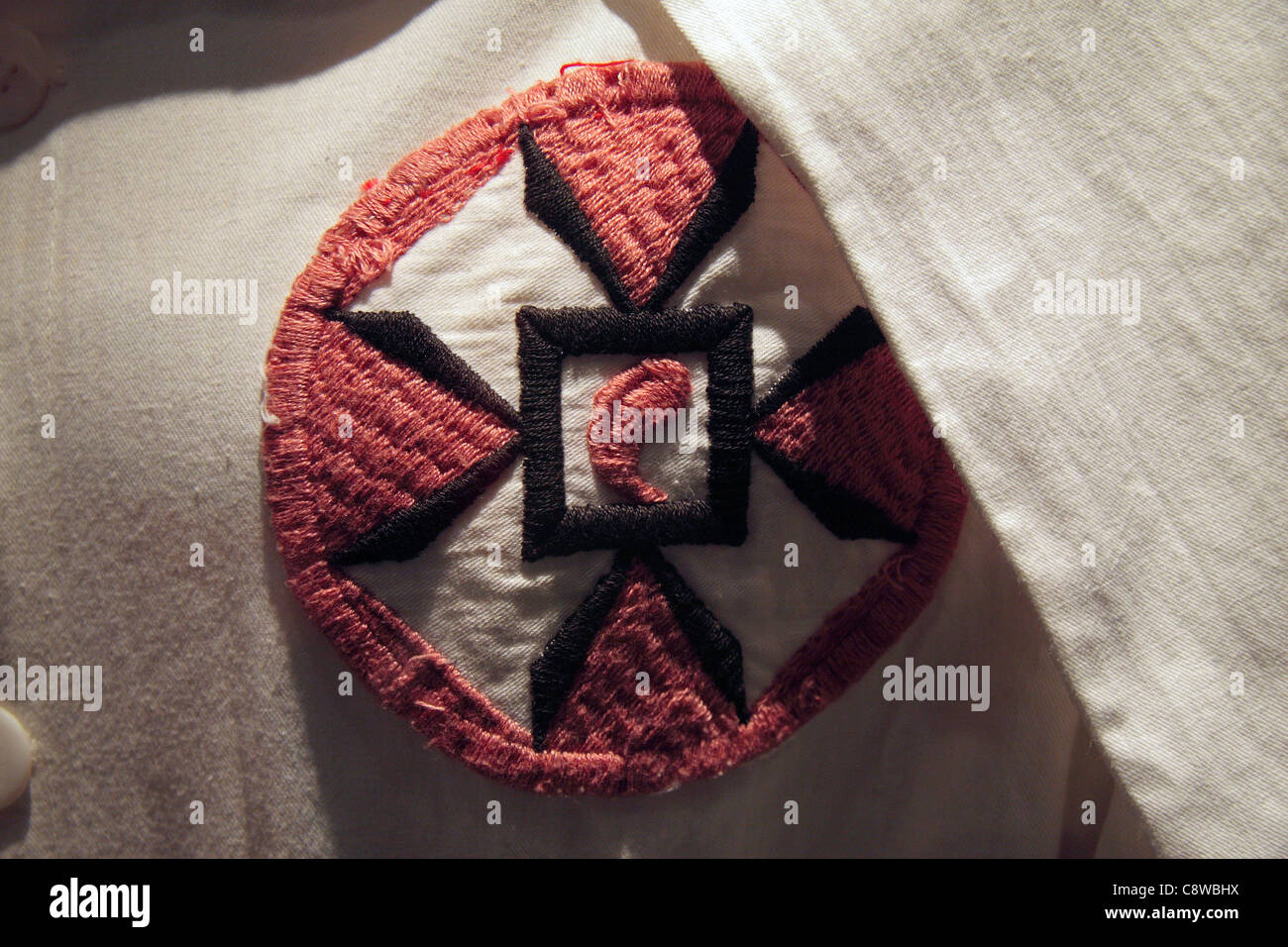 Emblema su un Ku Klux Klan outfit sul display all'International Slavery Museum, Albert Dock, Liverpool, in Inghilterra. Foto Stock
