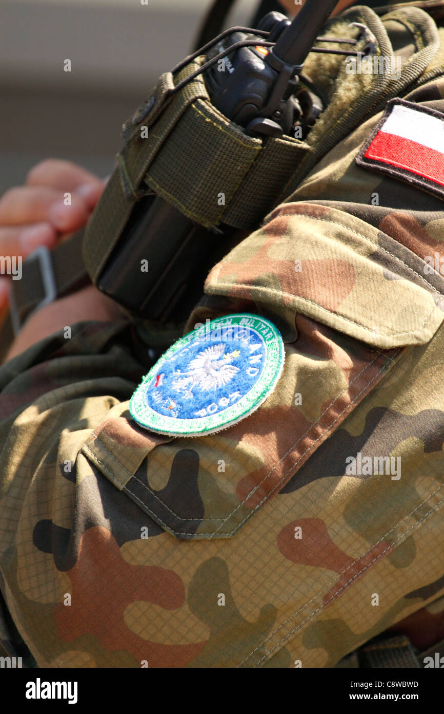 Radio personale e badge sulla battaglia del manicotto del vestito di un soldato polacco Foto Stock