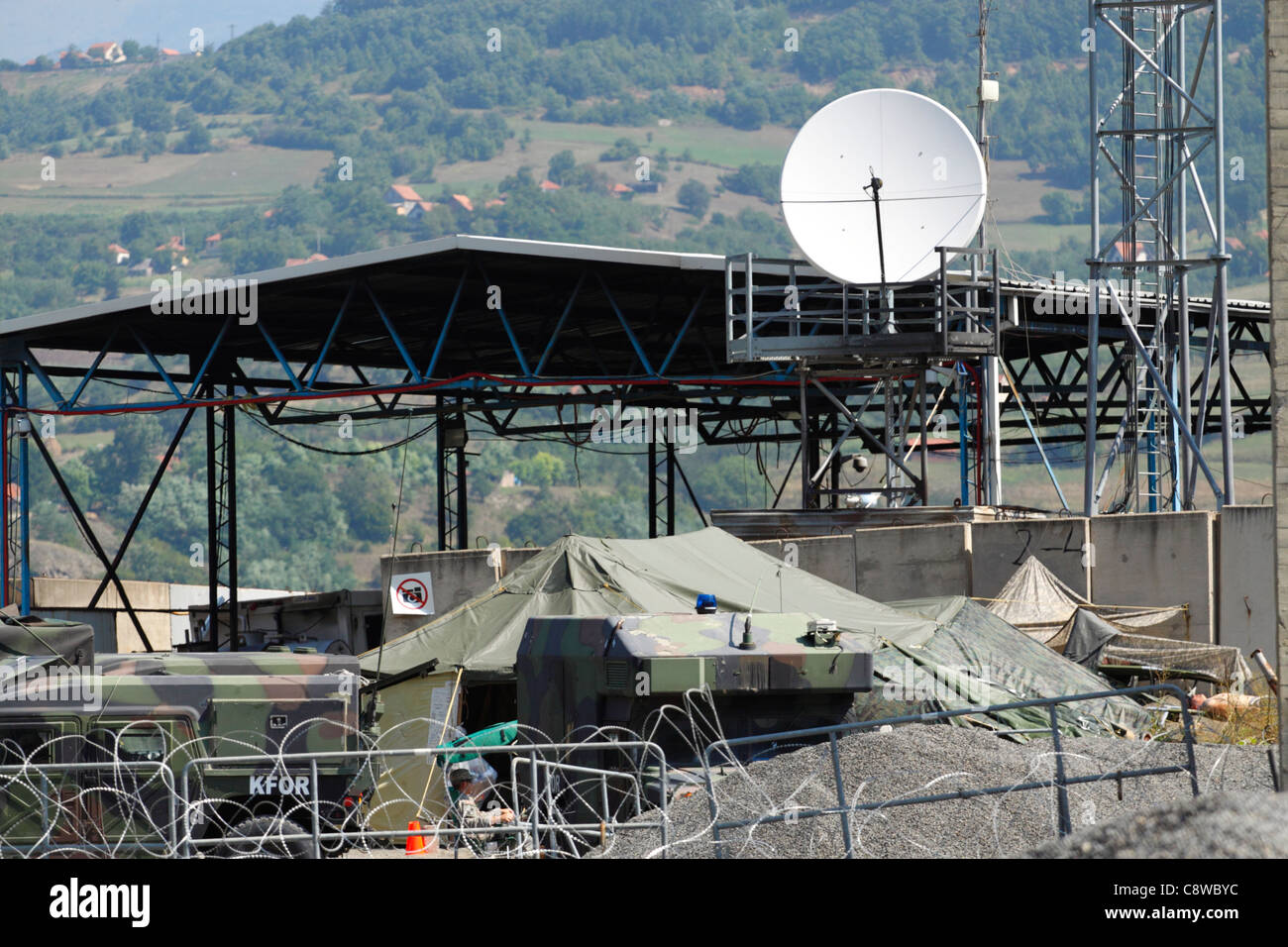 US Army camp nel nord del Kosovo, circondata da filo spinato Foto Stock