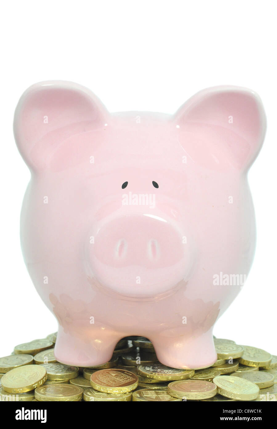 Piggybank su una pila di monete Foto Stock