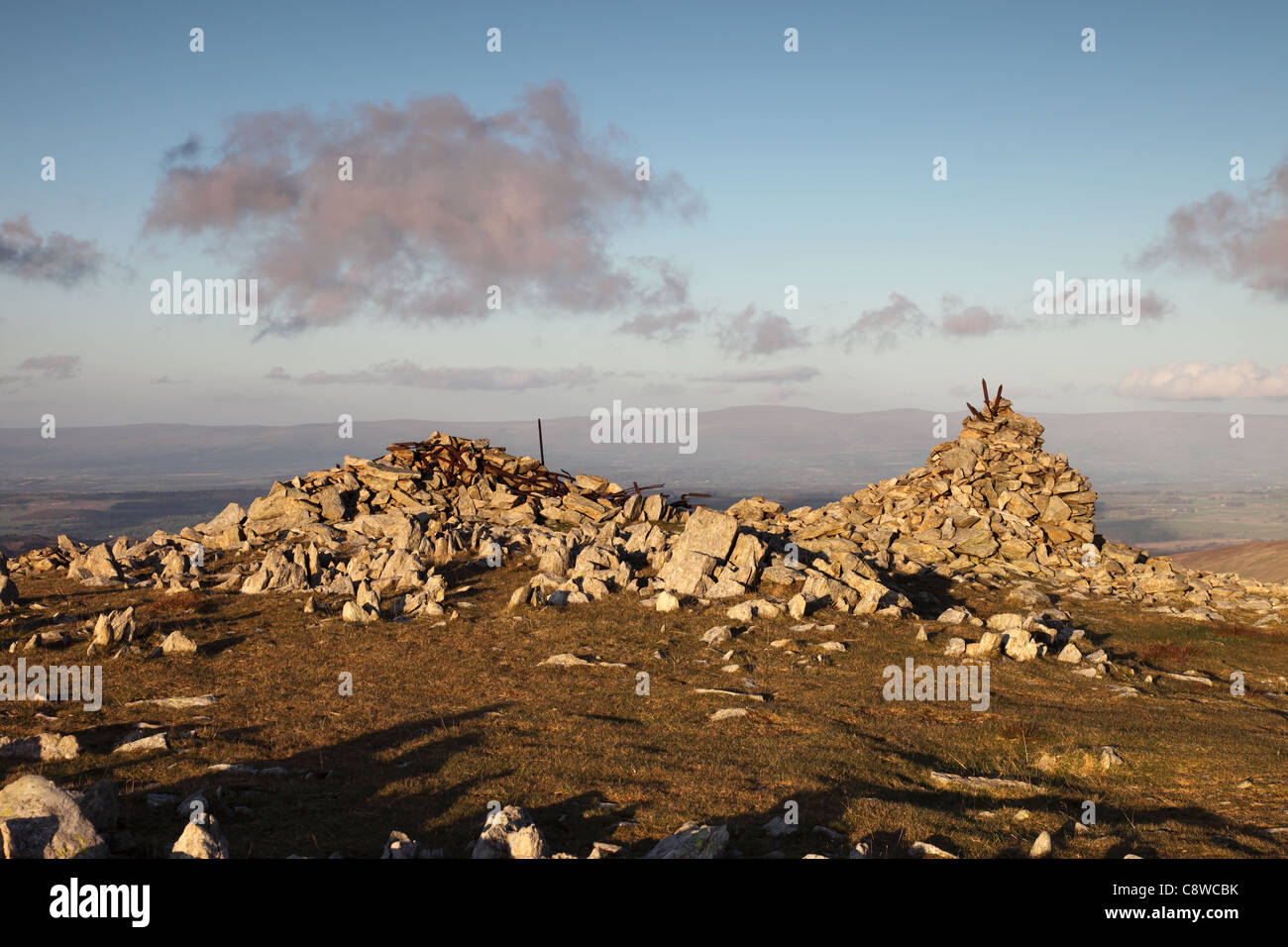 Cairns sulla Harter cadde nel Lake District Cumbria e la vista NNE verso la Croce è diminuito e la Pennines REGNO UNITO Foto Stock