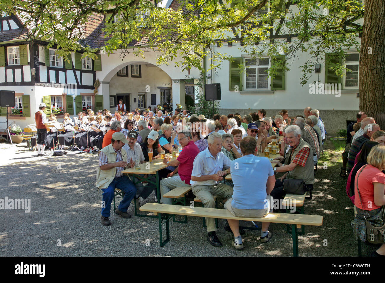 Banda di ottoni nella Foresta Nera (Schwarzwald) Sasbachwalden;Baden-Wurttemberg;Germania;l'Europa; la riproduzione in una FARM HOUSE Foto Stock