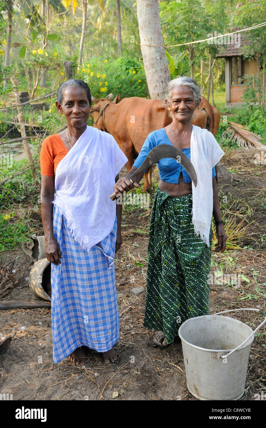 I lavoratori agricoli che posano per una telecamera a Philipkutty's Farm ,una sistemazione di Casa- soggiorno sulle lagune,Kumarakom Kerala, nell India meridionale Foto Stock