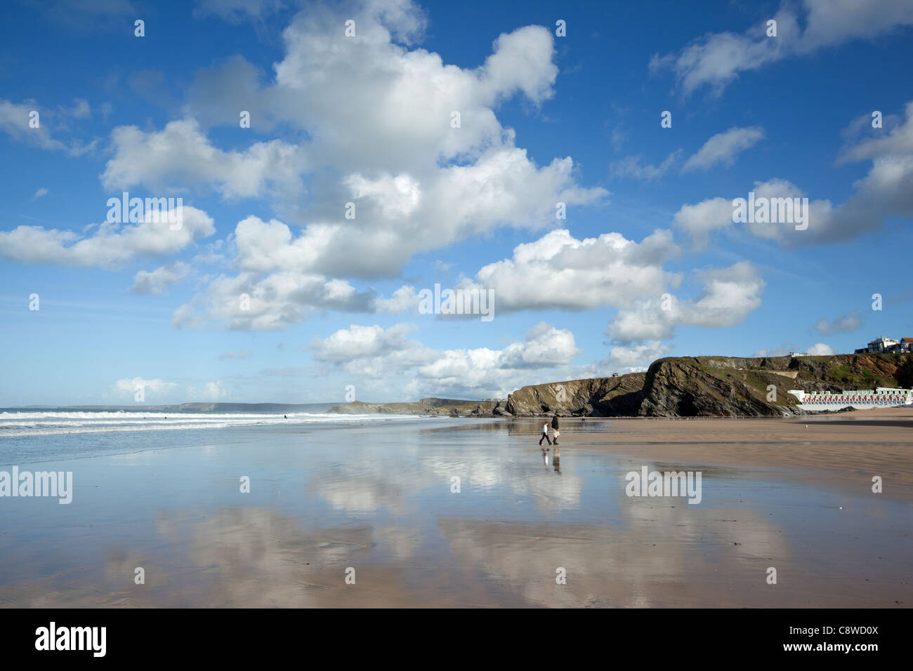 Il Cloud riflessioni sulla Great Western e Tolcarne beach in Newquay Cornwall, Regno Unito. Foto Stock