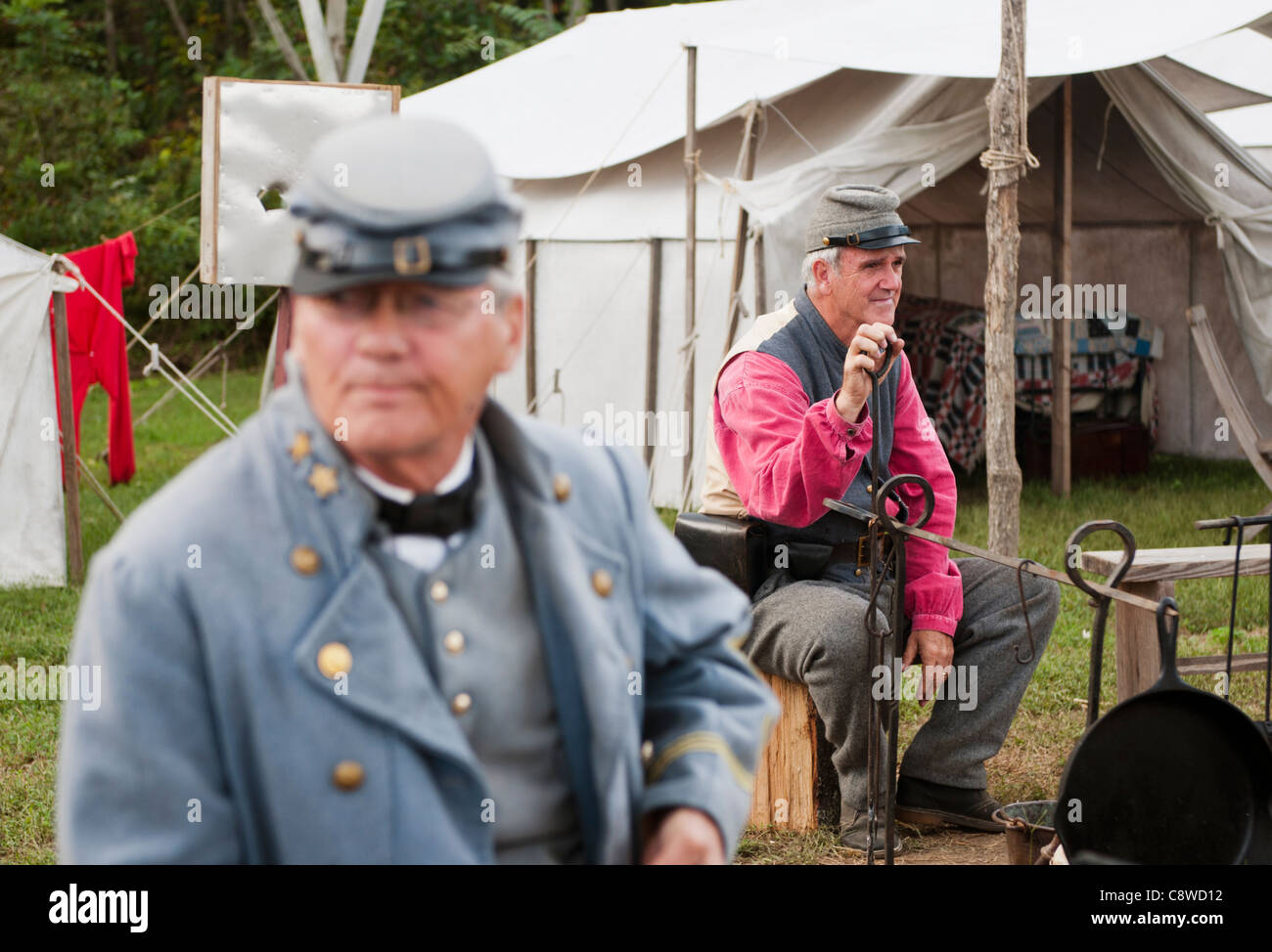 La guerra civile rievocazione storica, i soldati confederati in un accampamento presso Virginia State Fair in Richmond Virginia Foto Stock