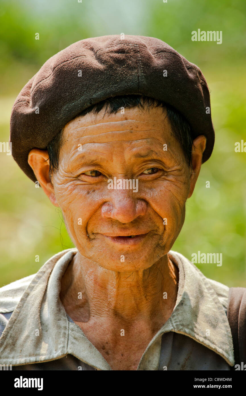 L'agricoltore di montagna con una sporca hat e wispy barba, Vietnam del Nord Foto Stock